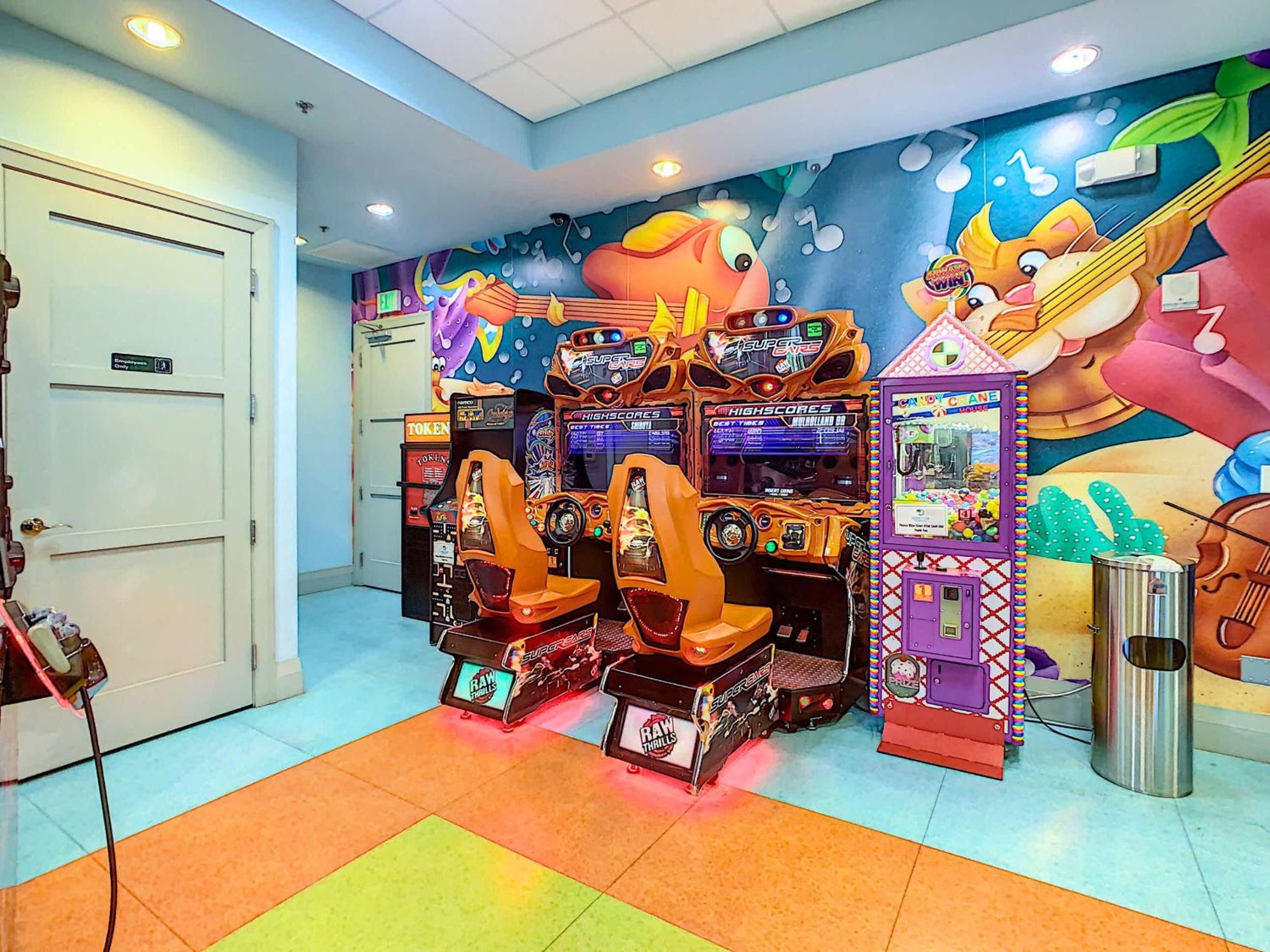 Themed 5BR Lakeview Villa with Pool & Clubhouses