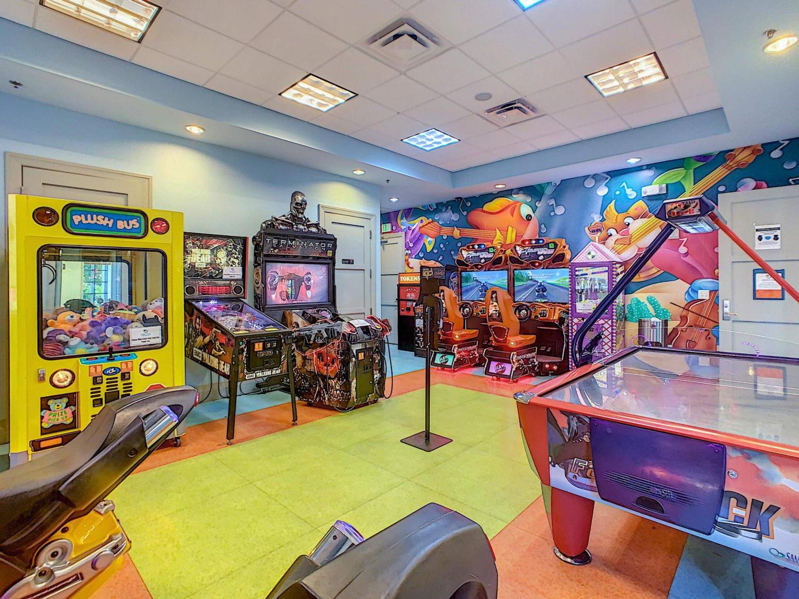 Themed 5BR Lakeview Villa with Pool & Clubhouses