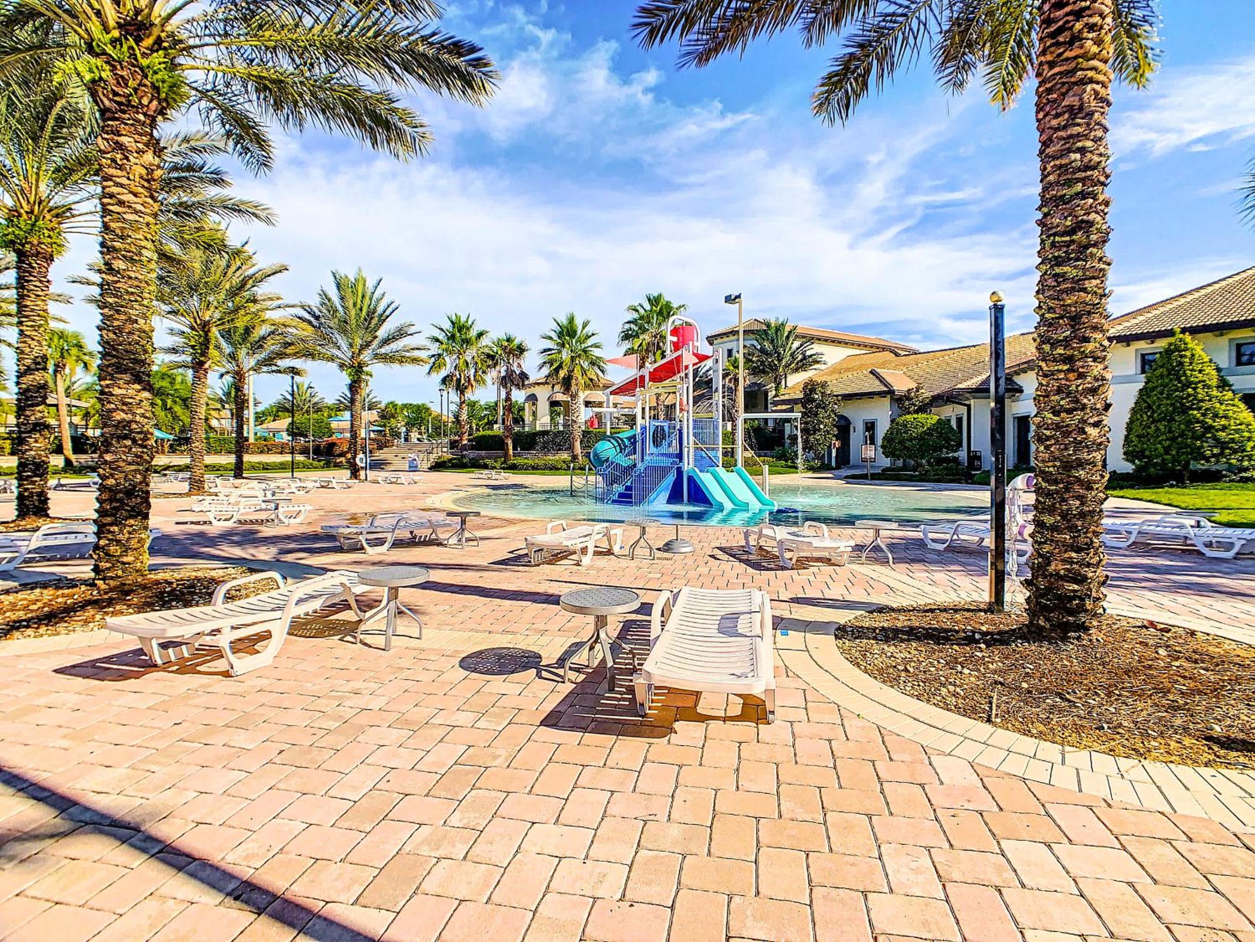 Themed 5BR Lakeview Villa with Pool & Clubhouses