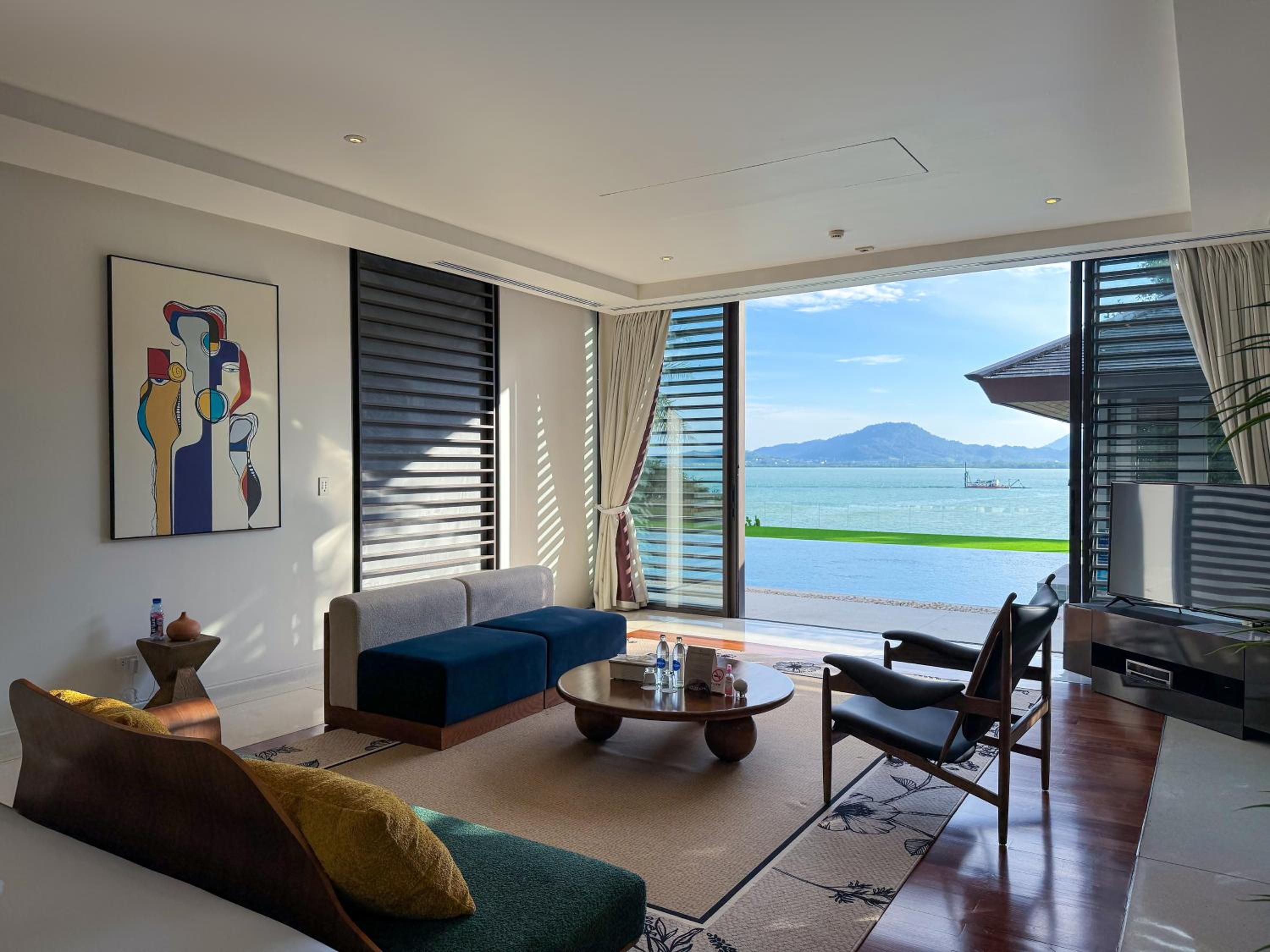 Villa Serenity -30 meter Pool & 6 Bedroom with Cinema Room and Gym