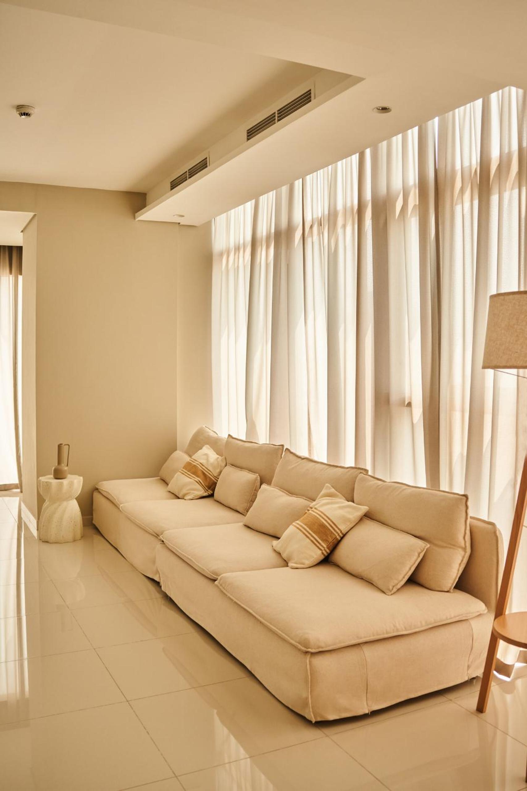 Luxury 49th Floor 2BR Corner Apt with Burj Khalifa View and Infinity Pool Access