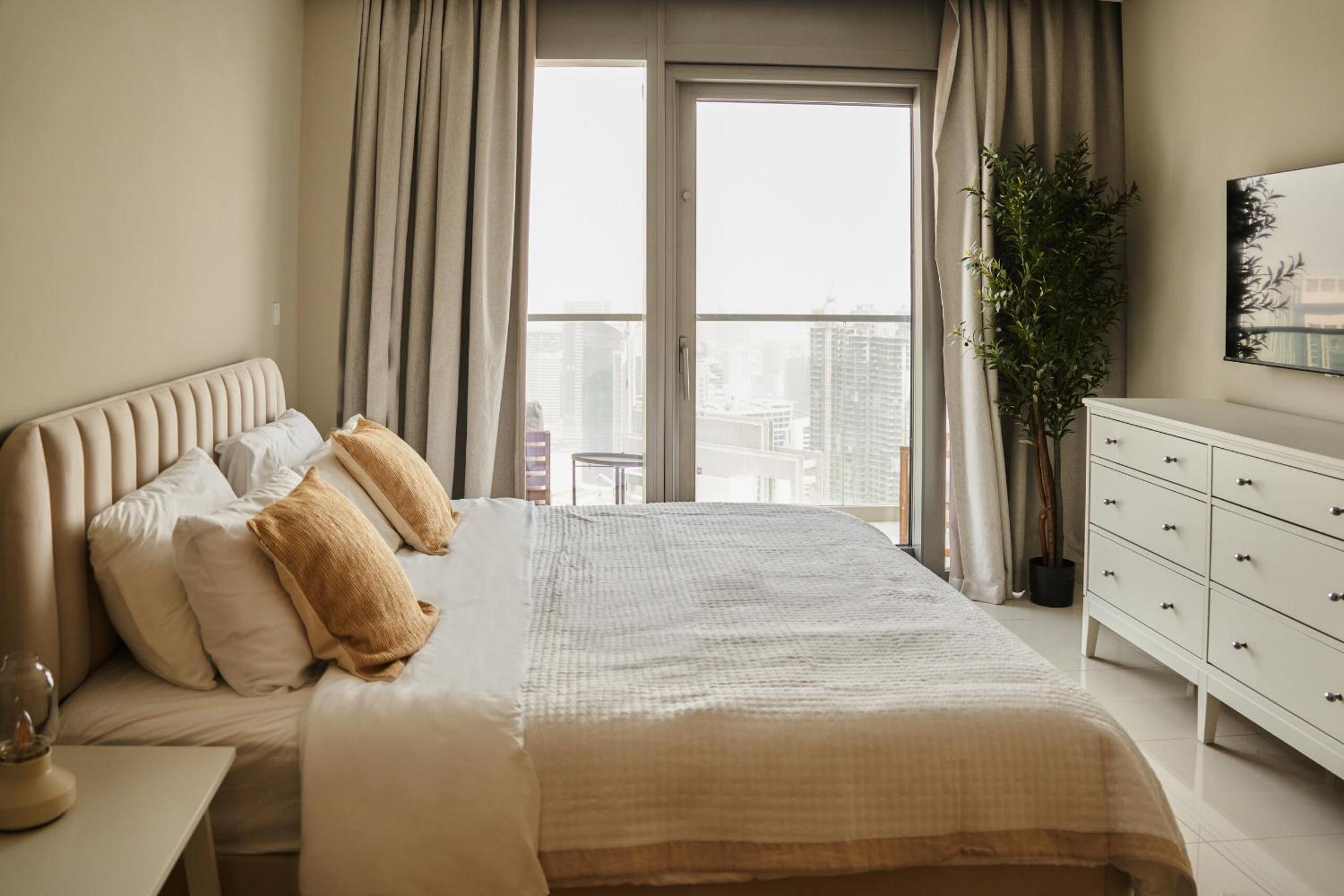 Luxury 49th Floor 2BR Corner Apt with Burj Khalifa View and Infinity Pool Access
