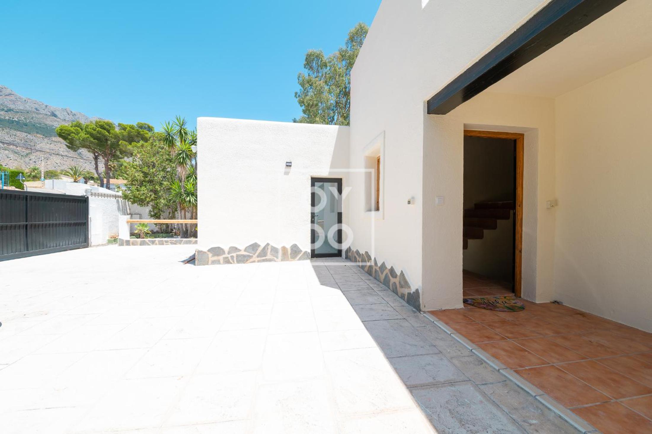 Villa Tutti sur Mer - boho style - private heated pool - mountain views - by Oyoostays