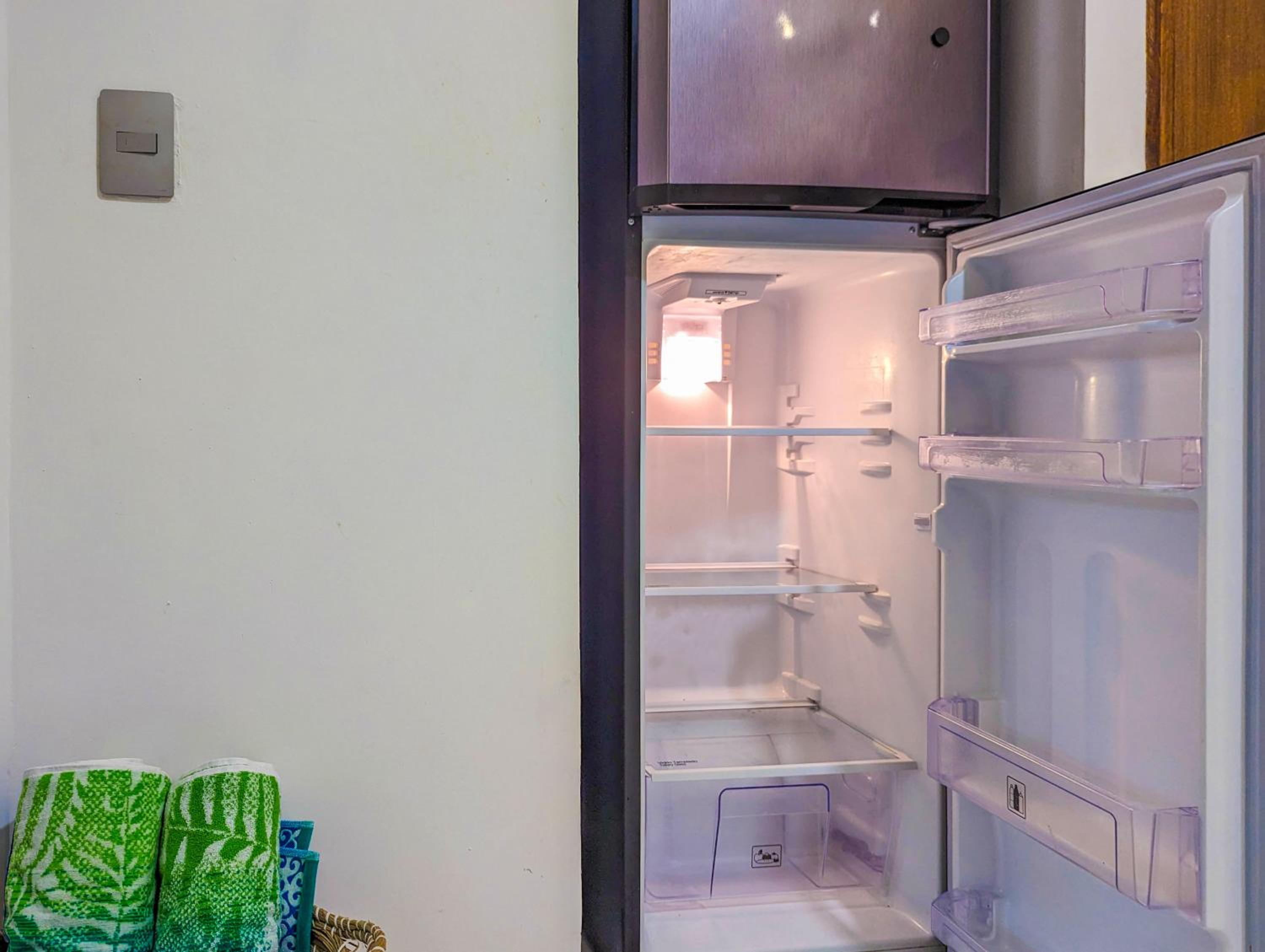 Couples Romantic Retreat 200m to Beach & 5th Ave Patio Fast WiFi AC Great Value UVA11