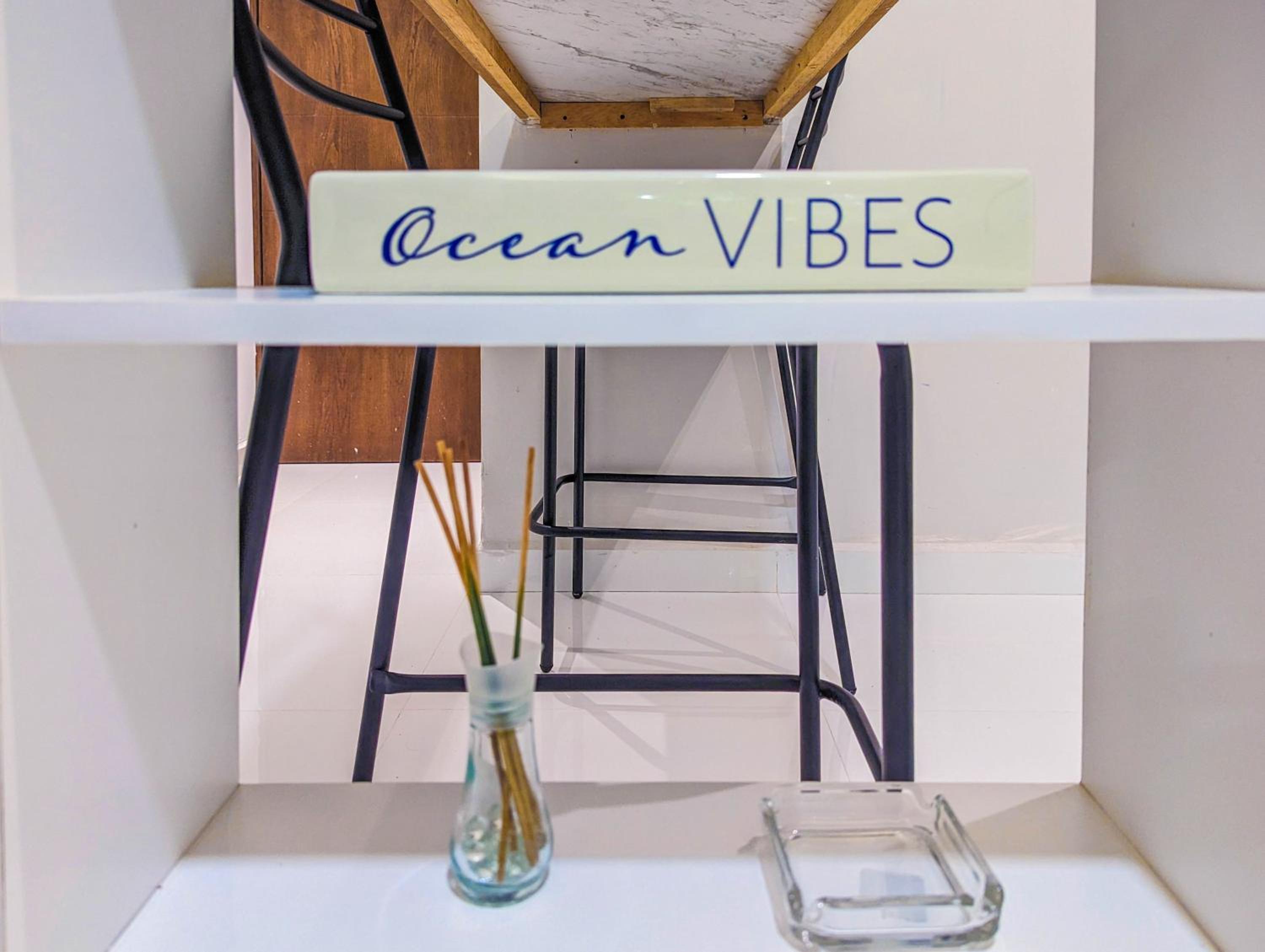 Couples Romantic Retreat 200m to Beach & 5th Ave Patio Fast WiFi AC Great Value UVA11