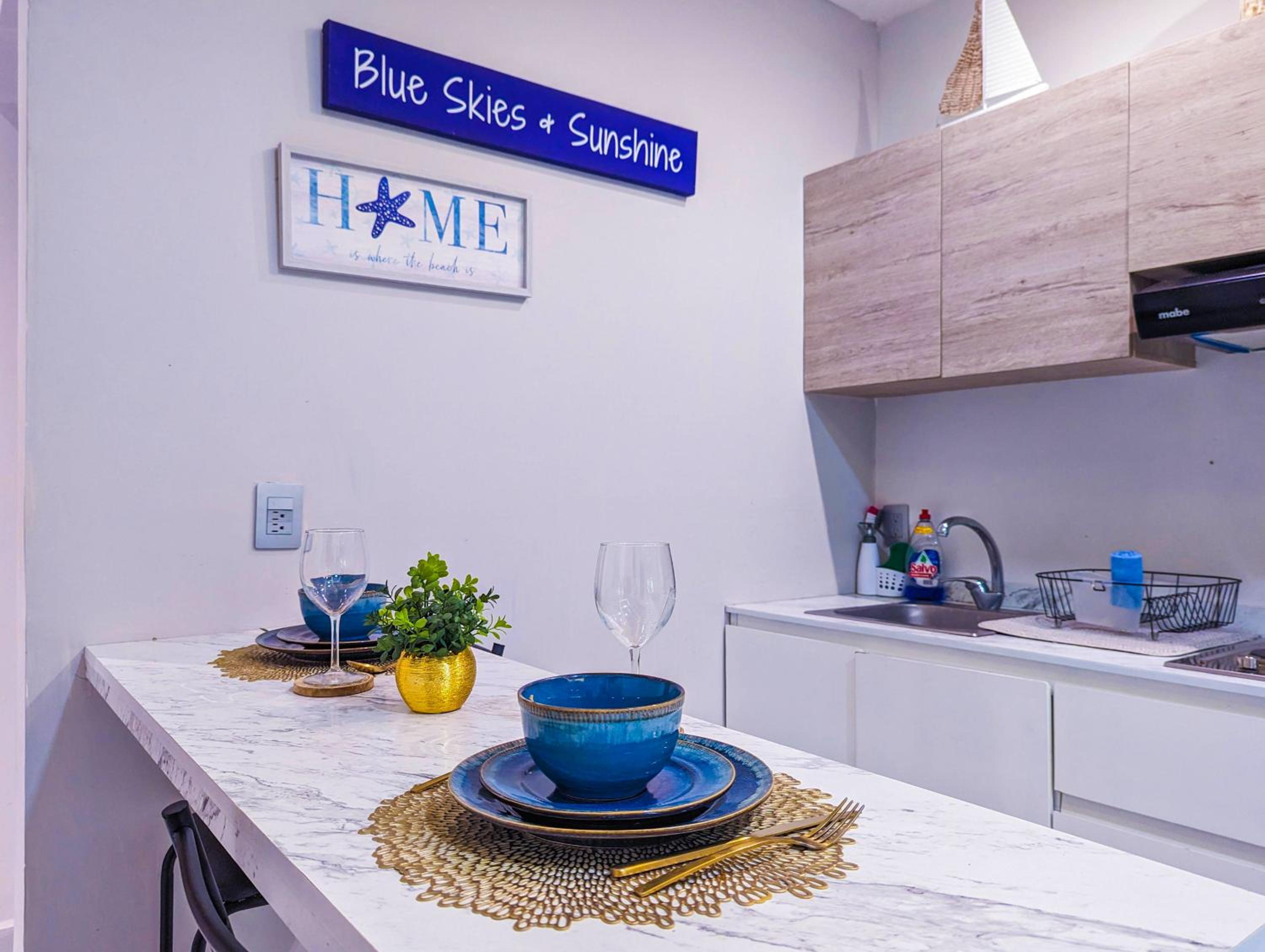 Couples Romantic Retreat 200m to Beach & 5th Ave Patio Fast WiFi AC Great Value UVA11