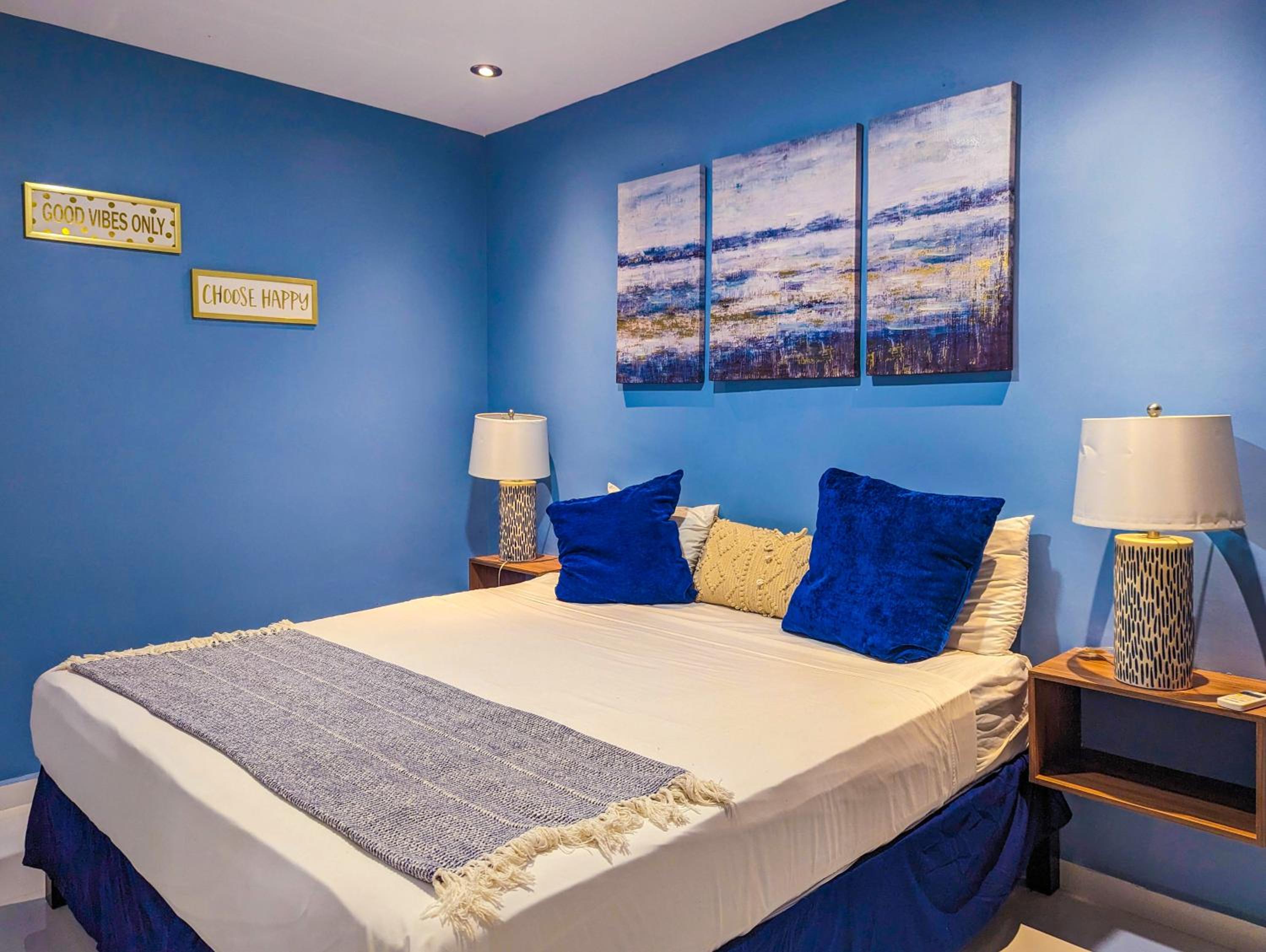 Couples Romantic Retreat 200m to Beach & 5th Ave Patio Fast WiFi AC Great Value UVA11