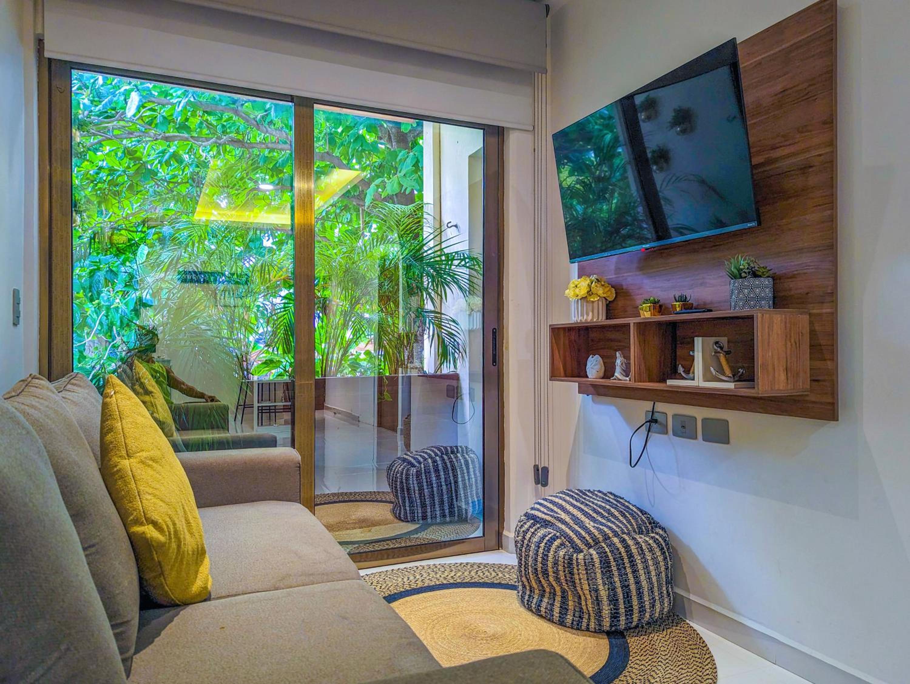 Couples Romantic Retreat 200m to Beach & 5th Ave Patio Fast WiFi AC Great Value UVA11
