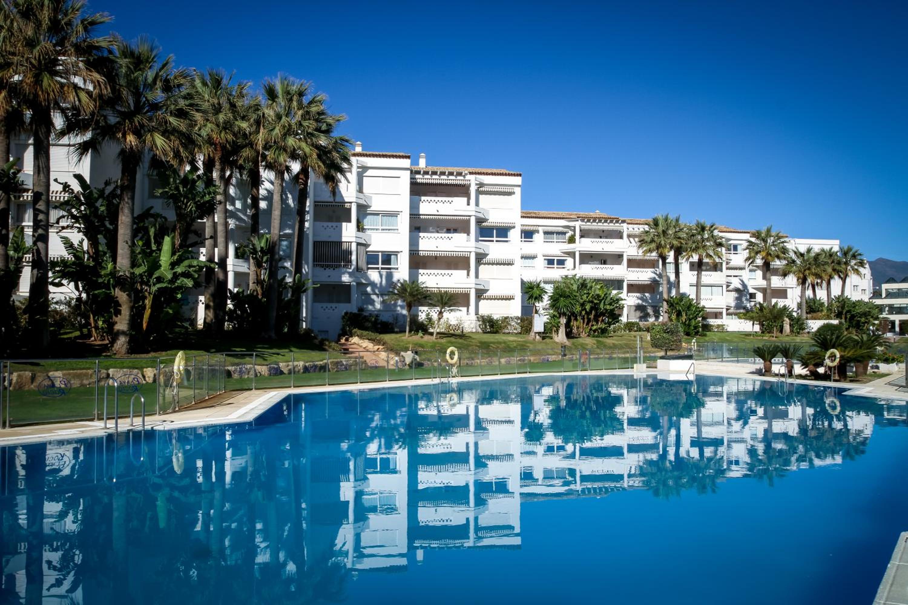 MARBELLA BANUS SUITES - Banus Playa Rocio Beachfront Complex