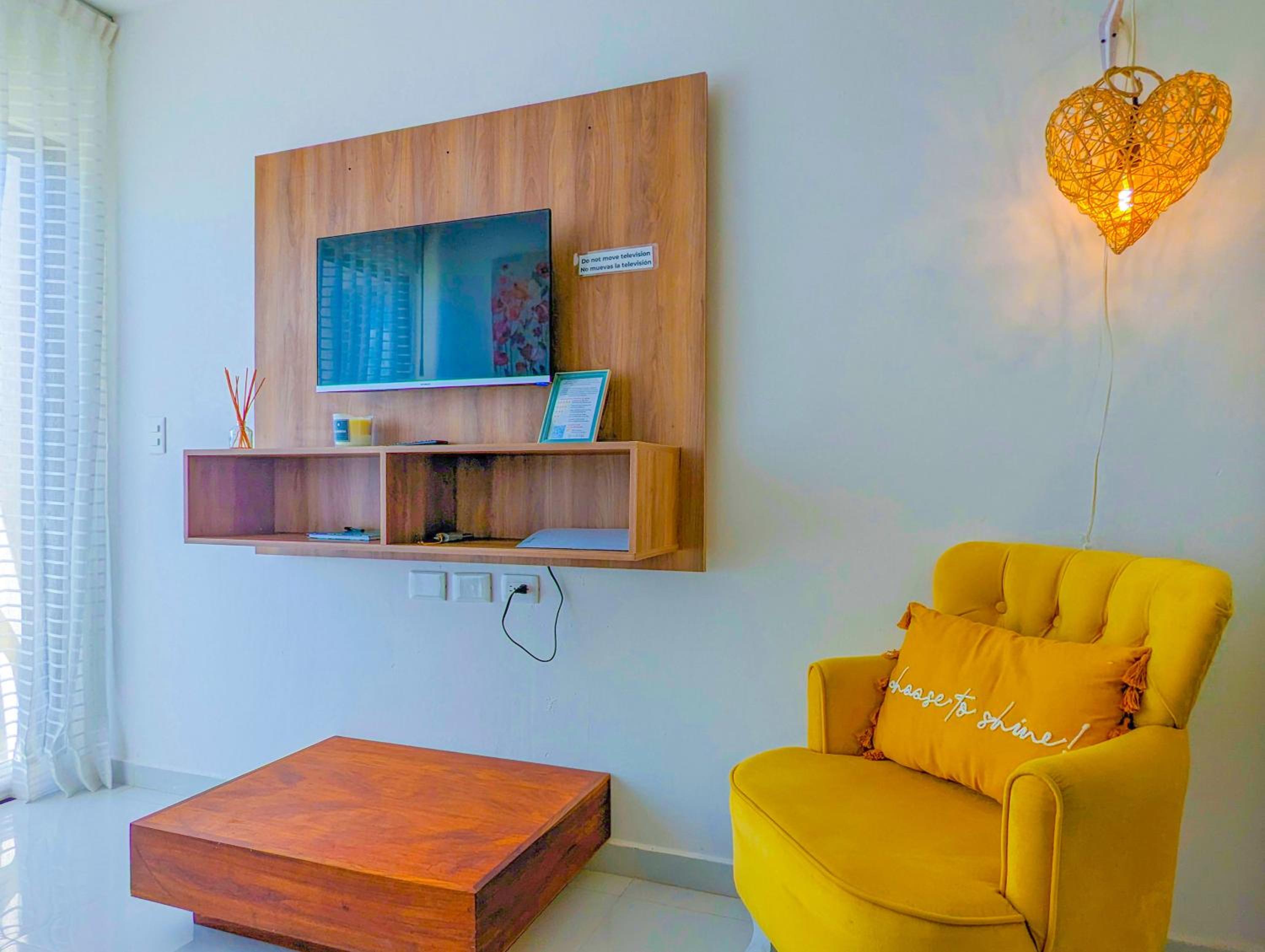 200m to Beach & 5th Ave Cozy & Peaceful Patio Suite AC Fast WiFi Great Value UVA15