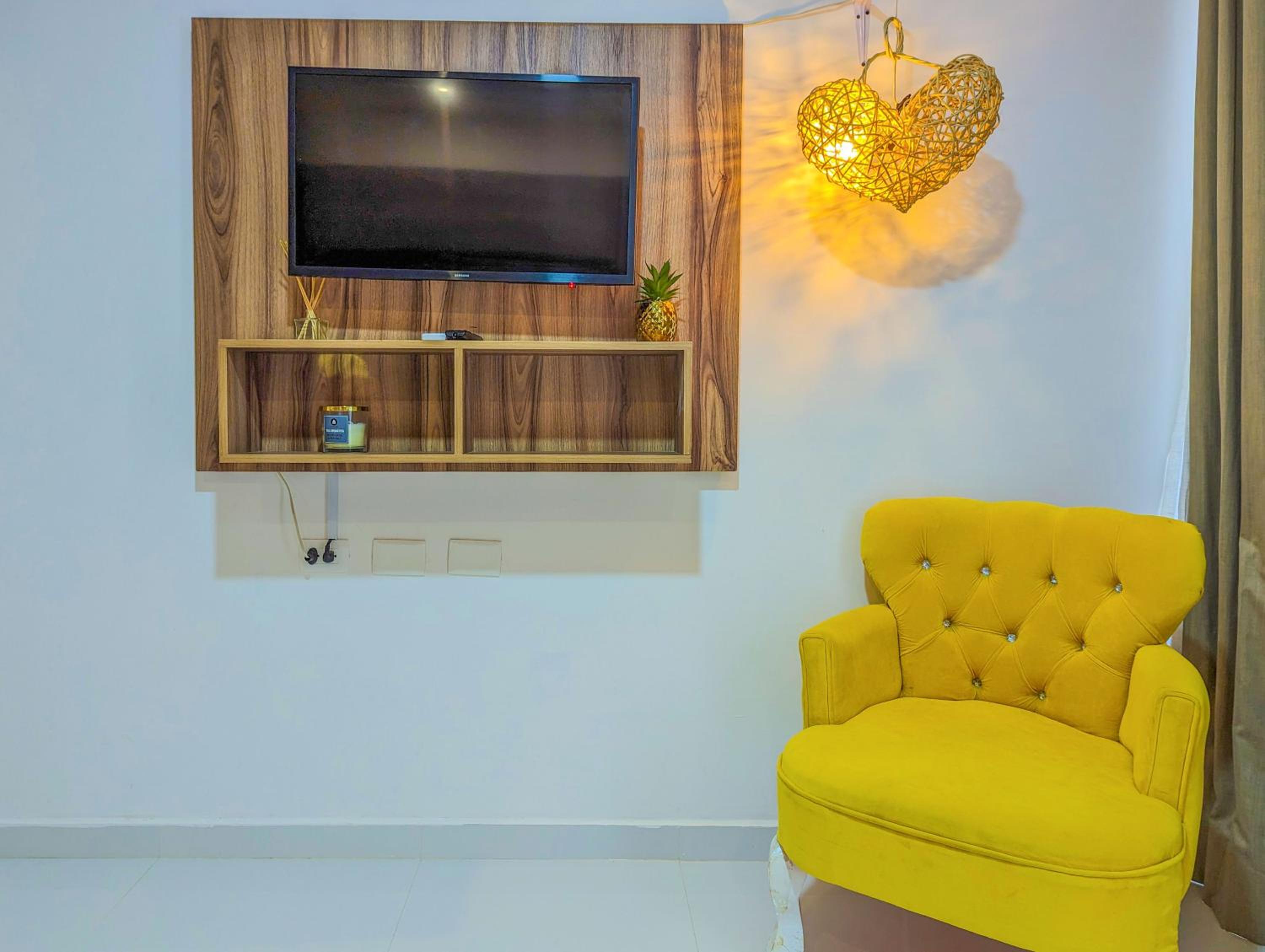 Remote Work in Cozy & Peaceful Suite Steps to Beach & 5th Ave Patio Fast WiFi AC UVA14