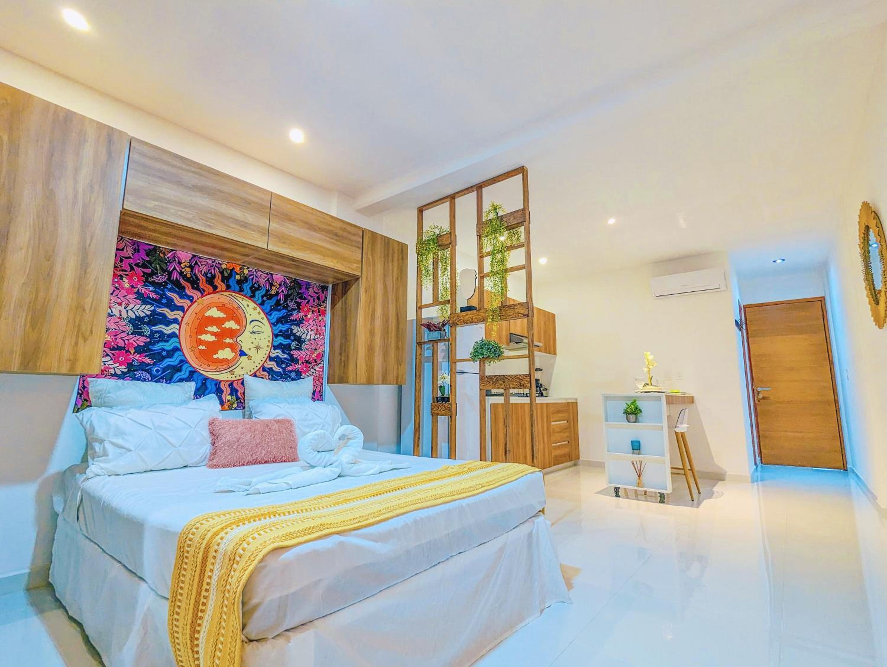 Remote Work in Cozy & Peaceful Suite Steps to Beach & 5th Ave Patio Fast WiFi AC UVA14