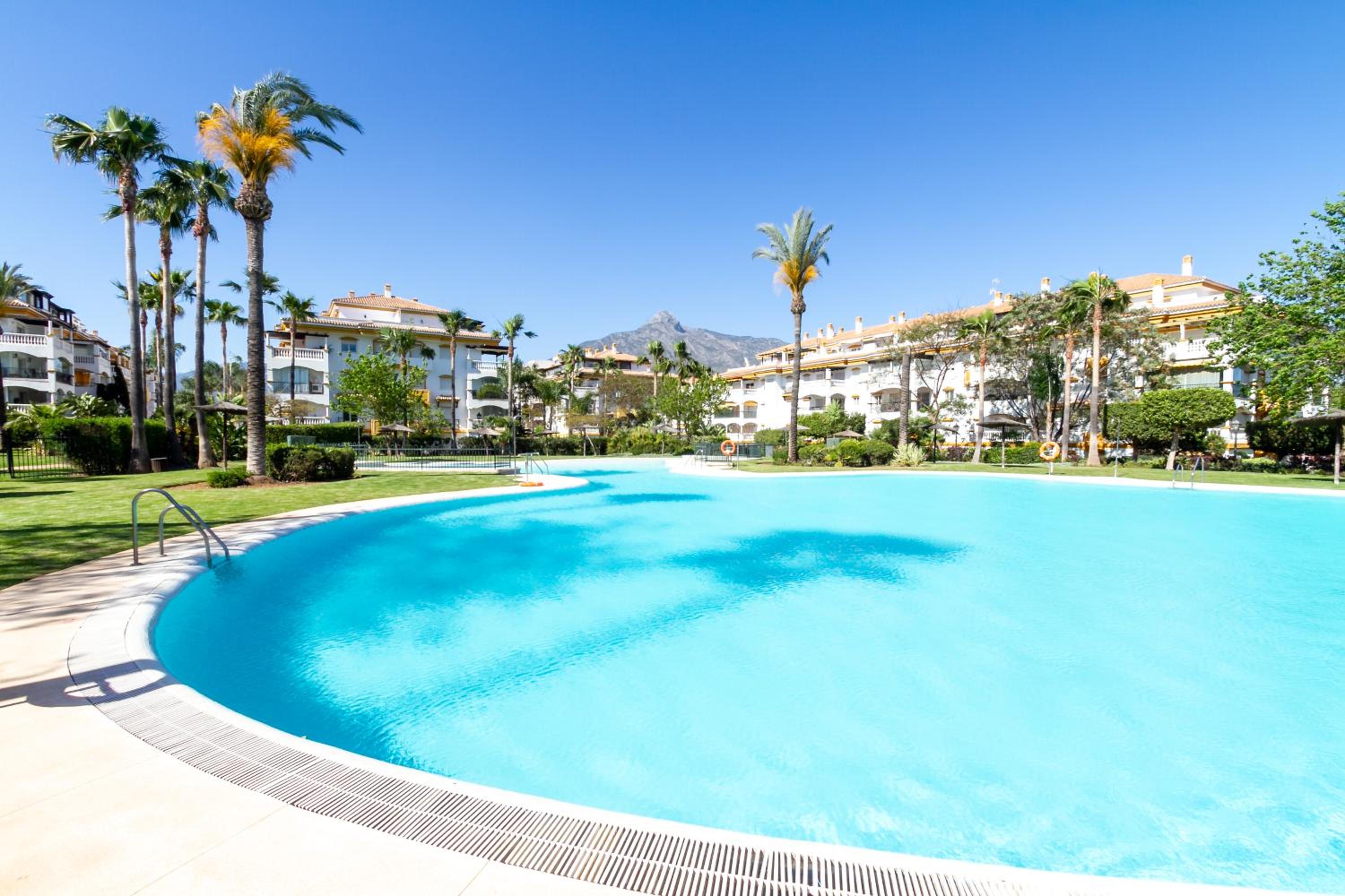 MARBELLA BANUS SUITES - Lovely-1bdm, terrace, 3pools