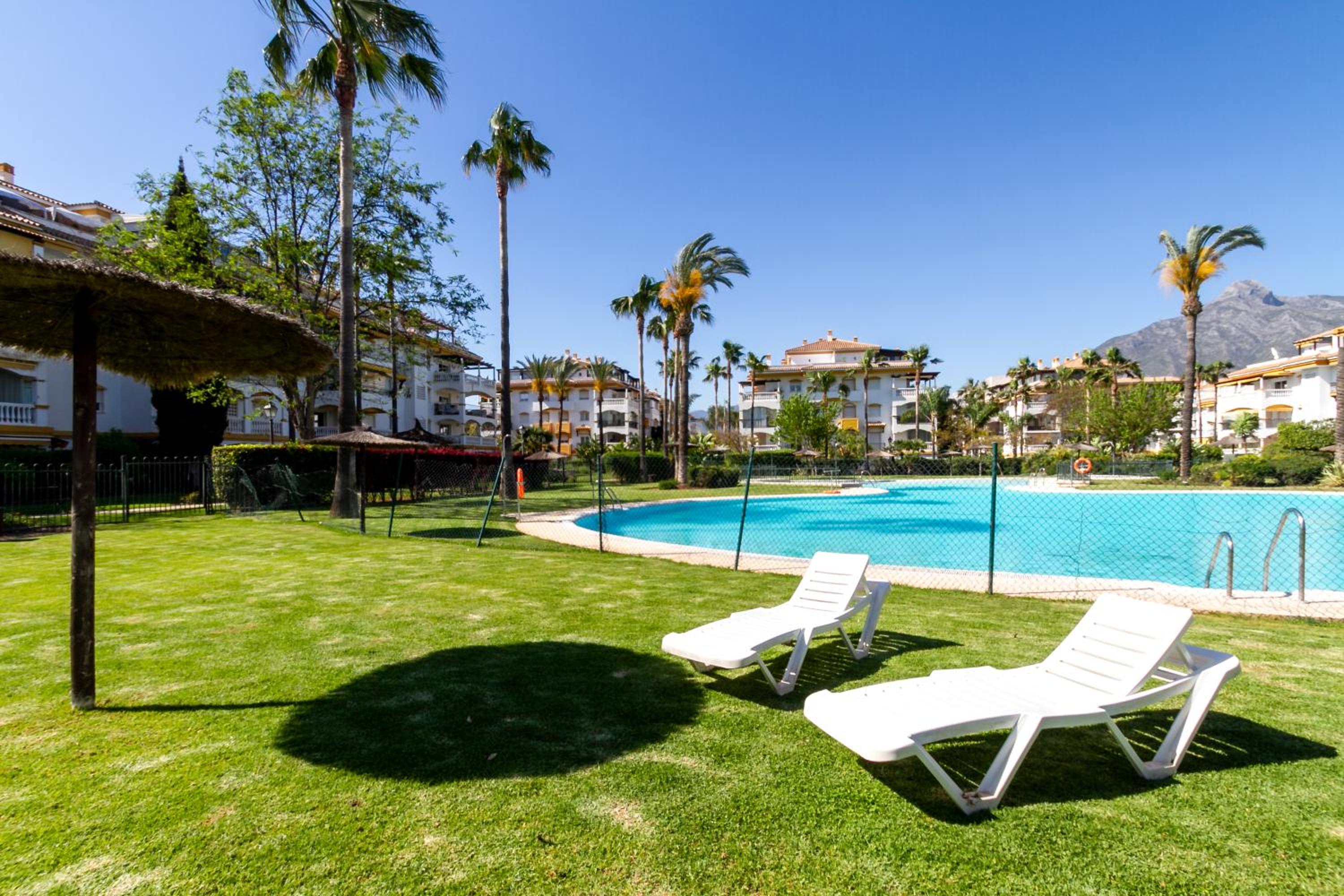 MARBELLA BANUS SUITES - Lovely-1bdm, terrace, 3pools