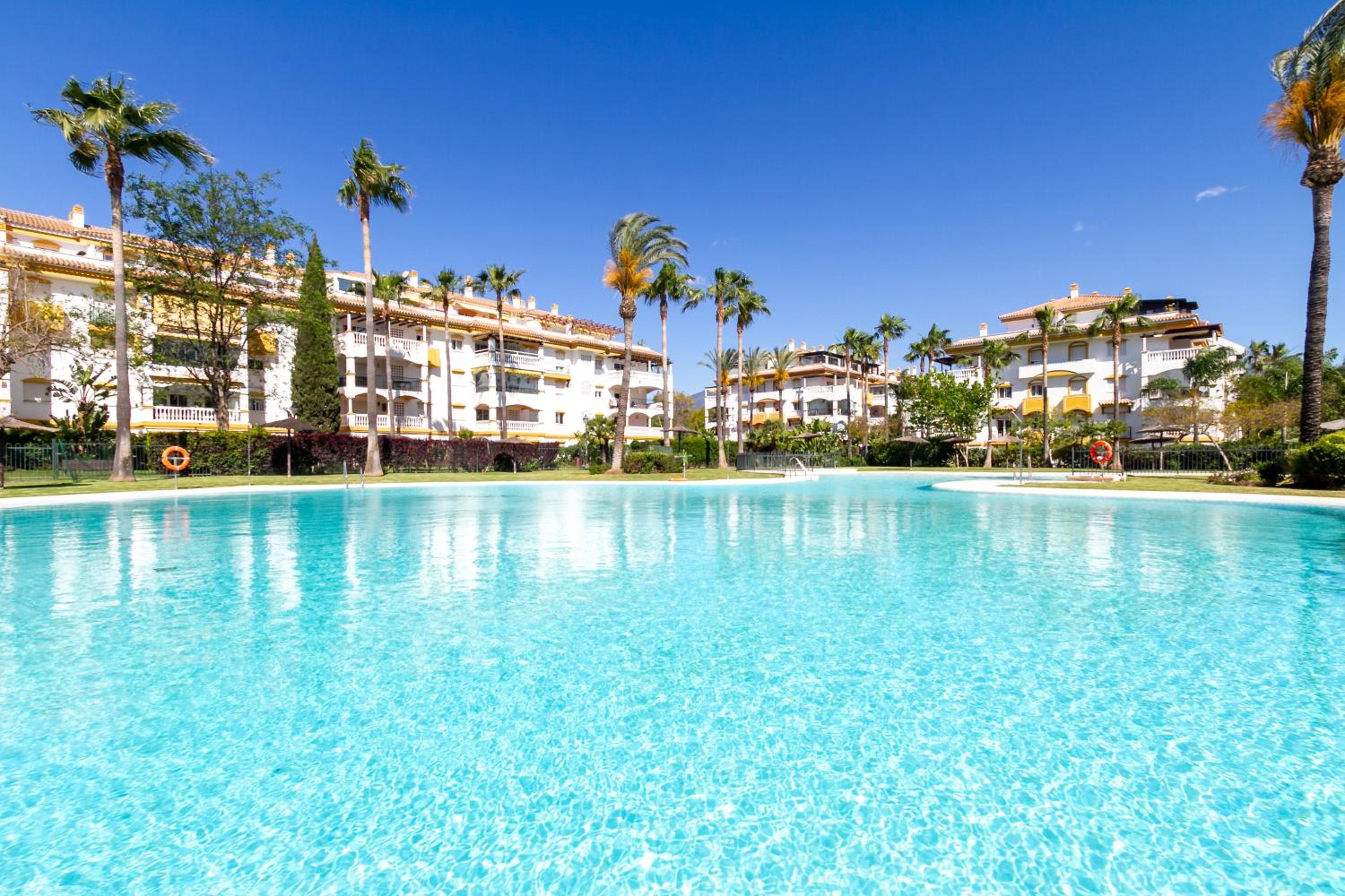 MARBELLA BANUS SUITES - Lovely-1bdm, terrace, 3pools