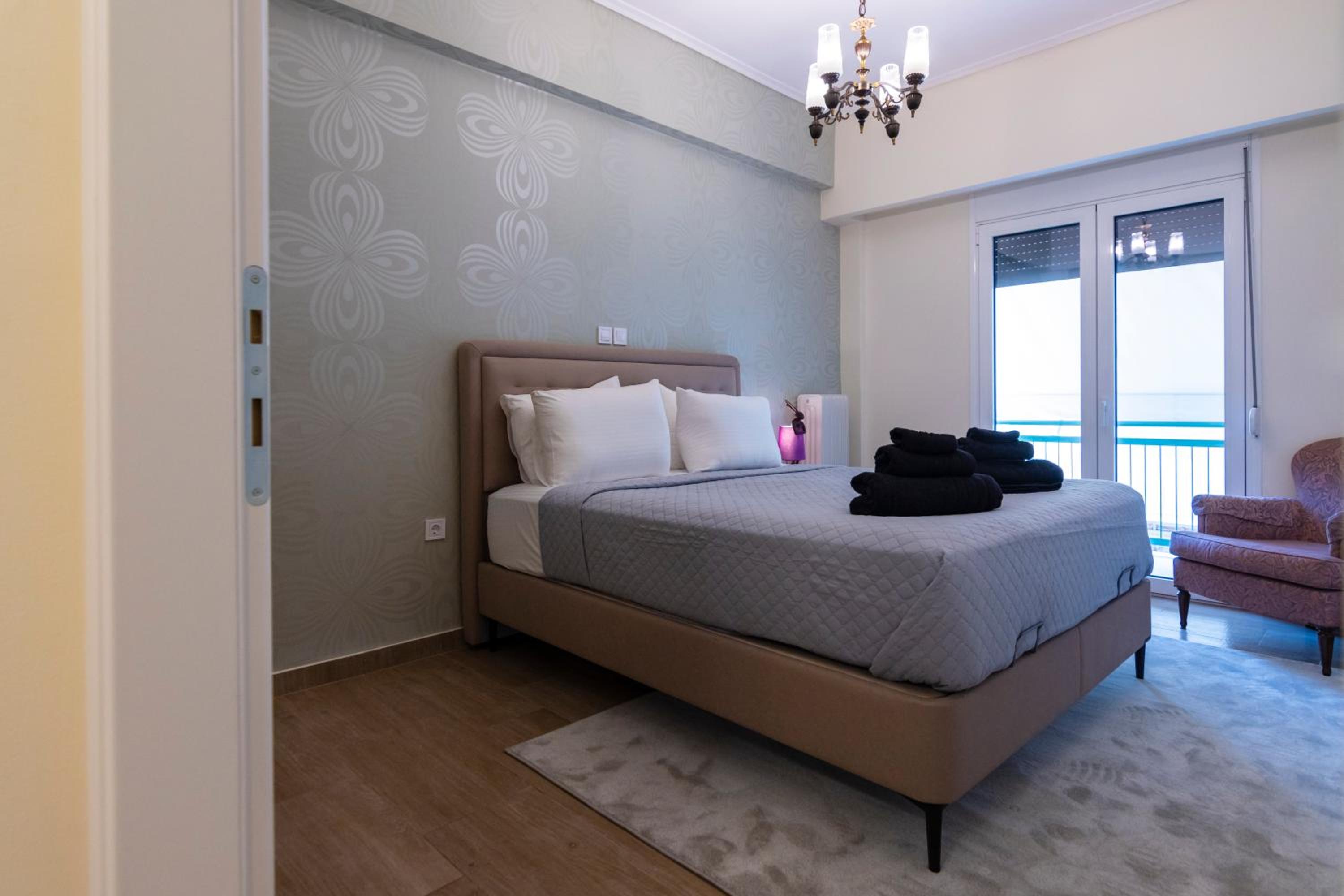 Retro Pop Classic 2 bed Luxury Hop to Acropolis