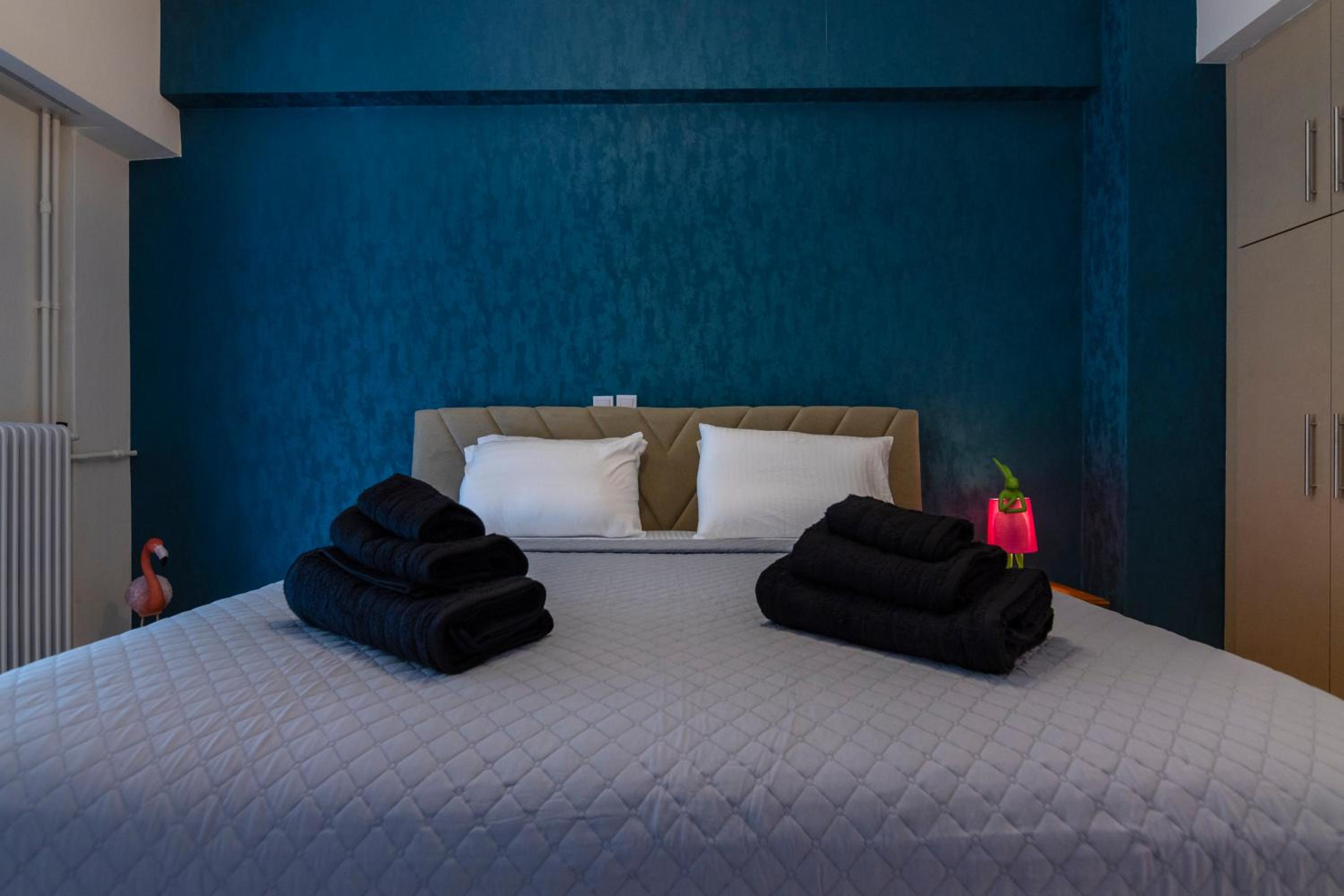 Retro Pop Classic 2 bed Luxury Hop to Acropolis