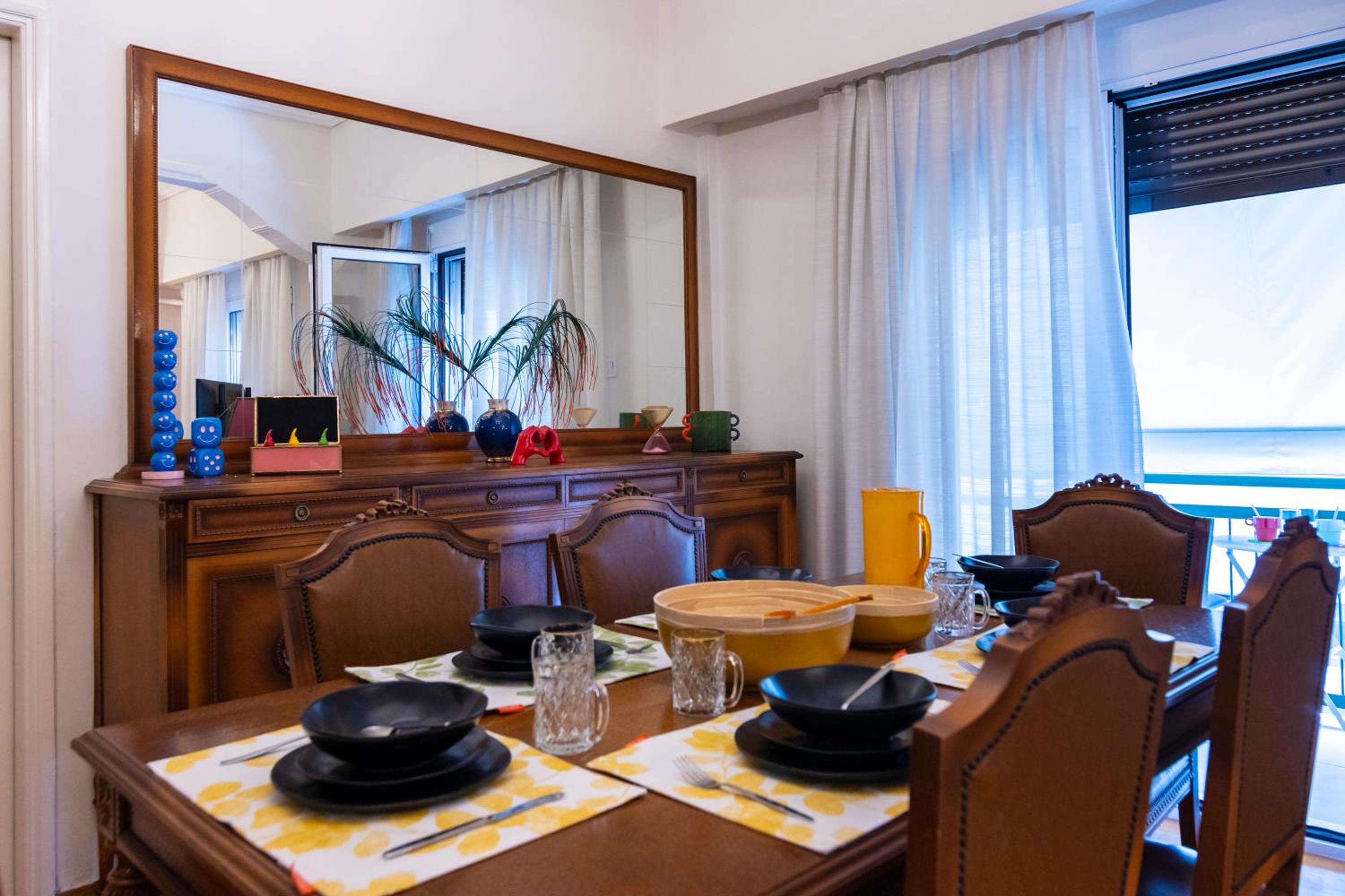 Retro Pop Classic 2 bed Luxury Hop to Acropolis