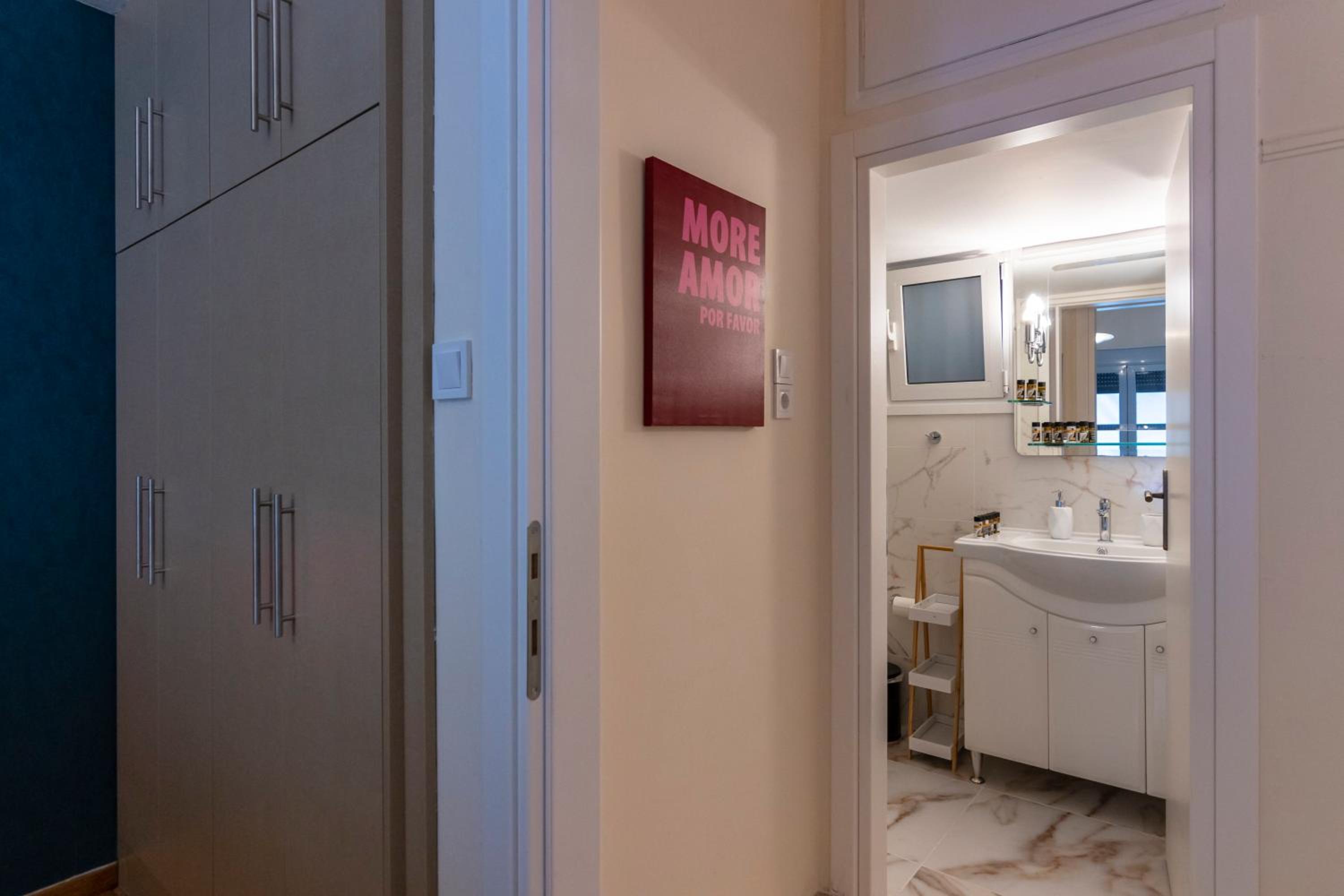 Retro Pop Classic 2 bed Luxury Hop to Acropolis