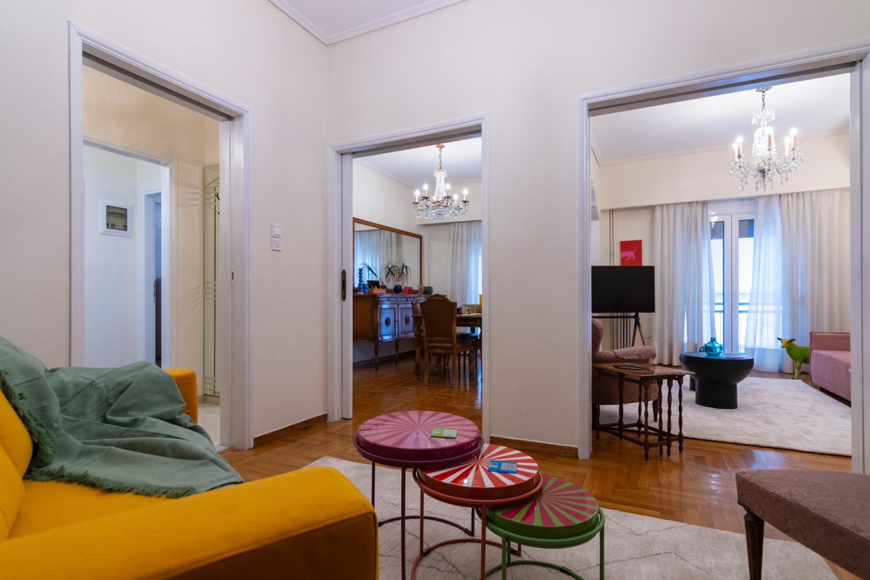 Retro Pop Classic 2 bed Luxury Hop to Acropolis