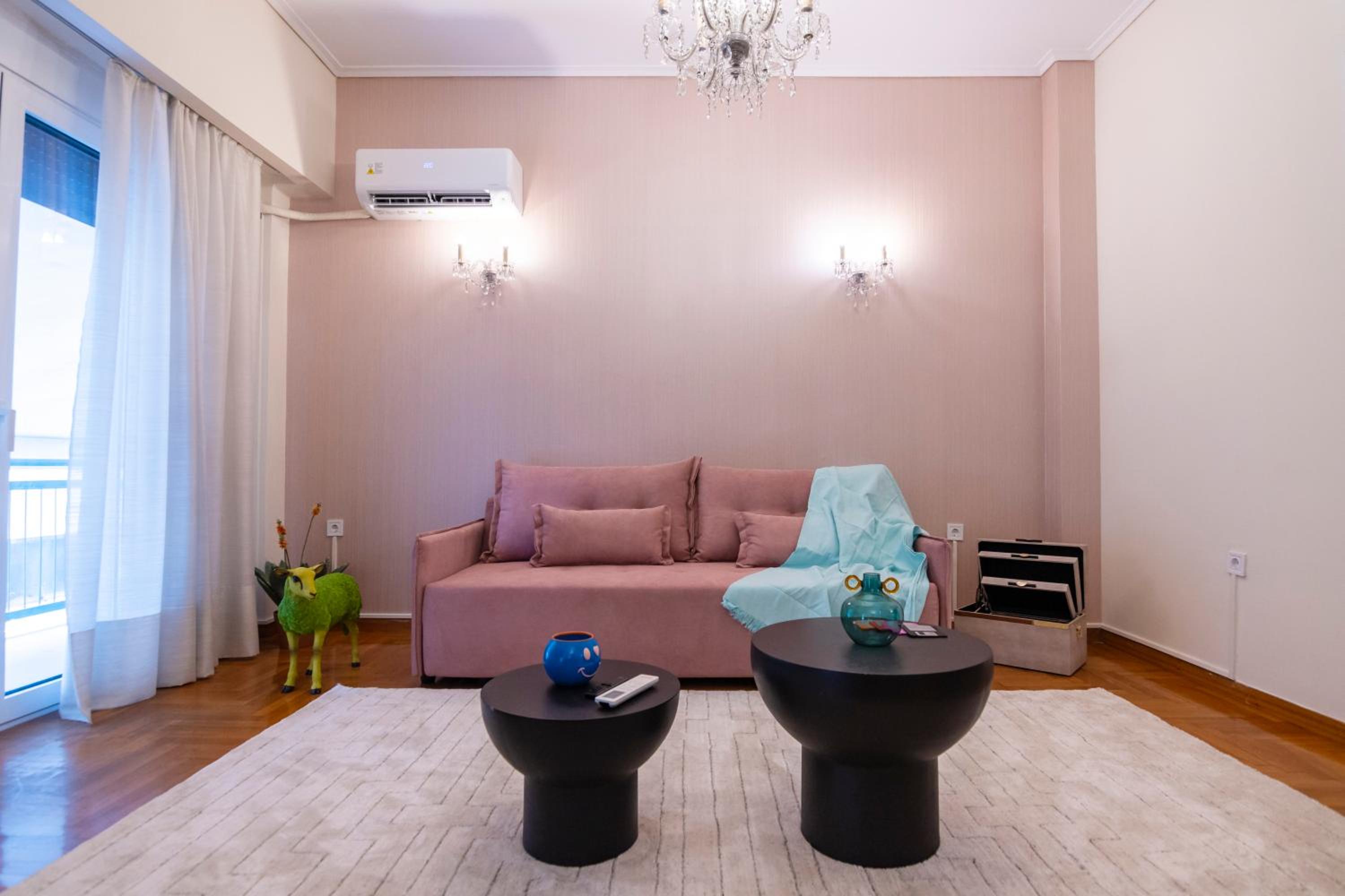 Retro Pop Classic 2 bed Luxury Hop to Acropolis