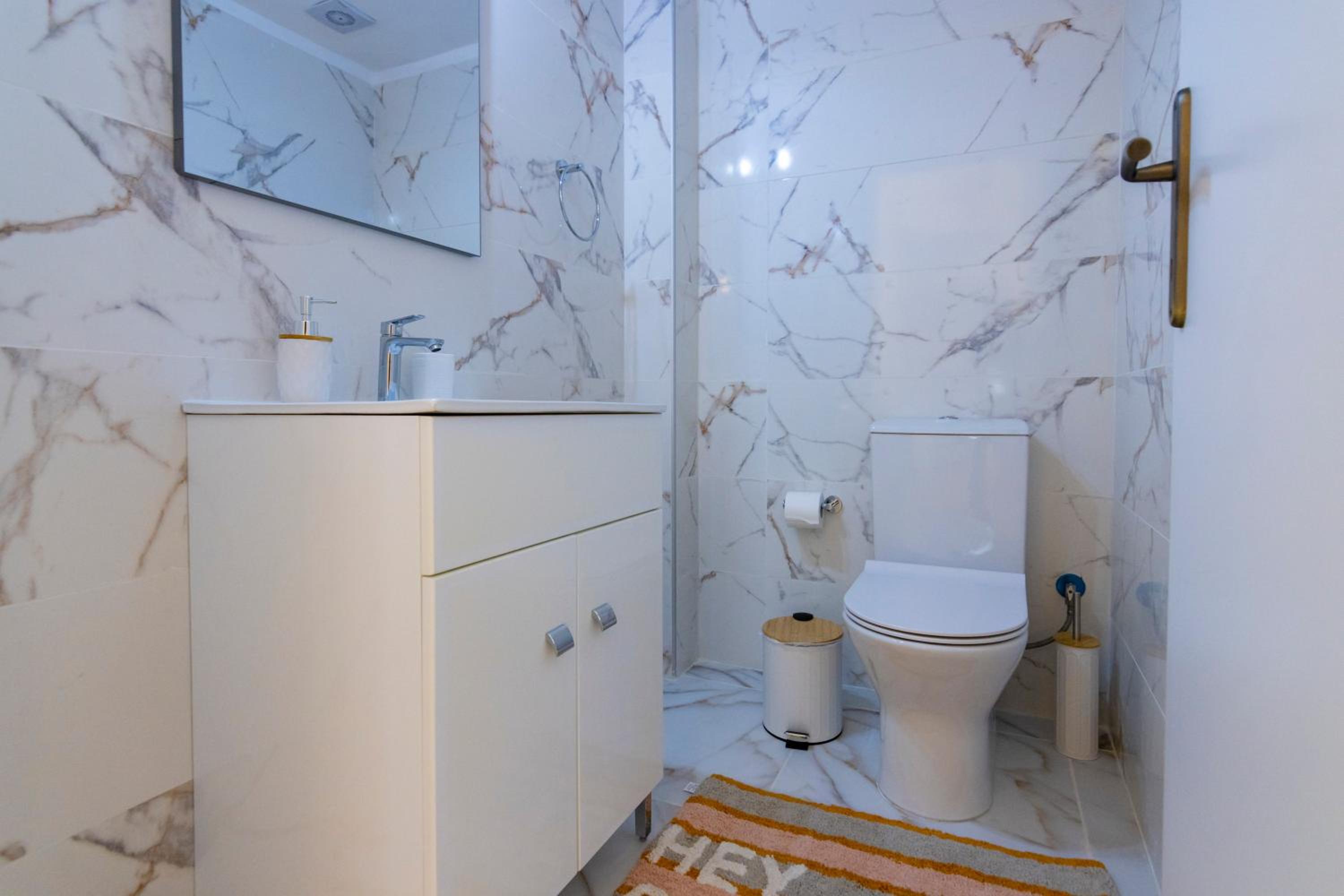 Retro Pop Classic 2 bed Luxury Hop to Acropolis