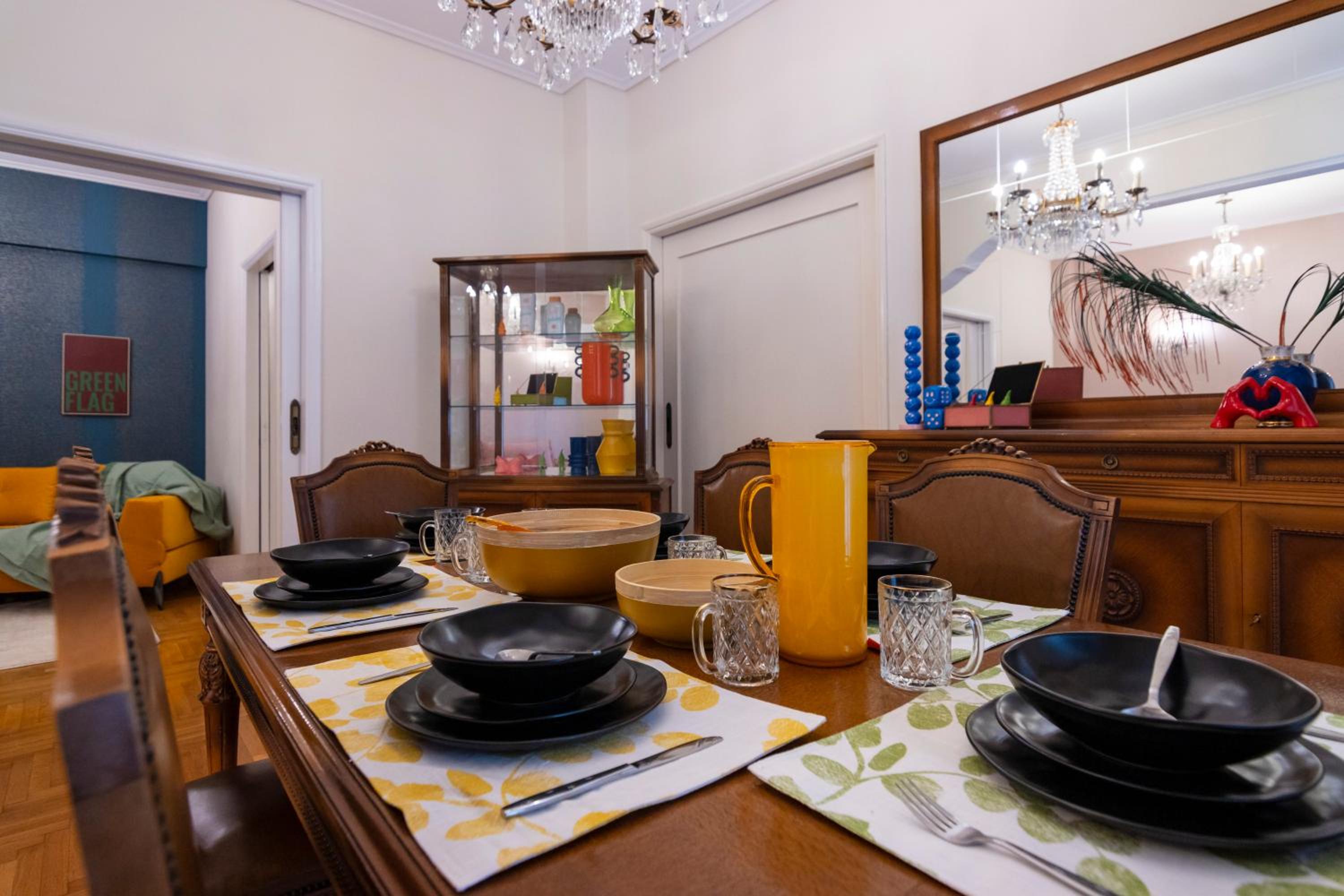 Retro Pop Classic 2 bed Luxury Hop to Acropolis