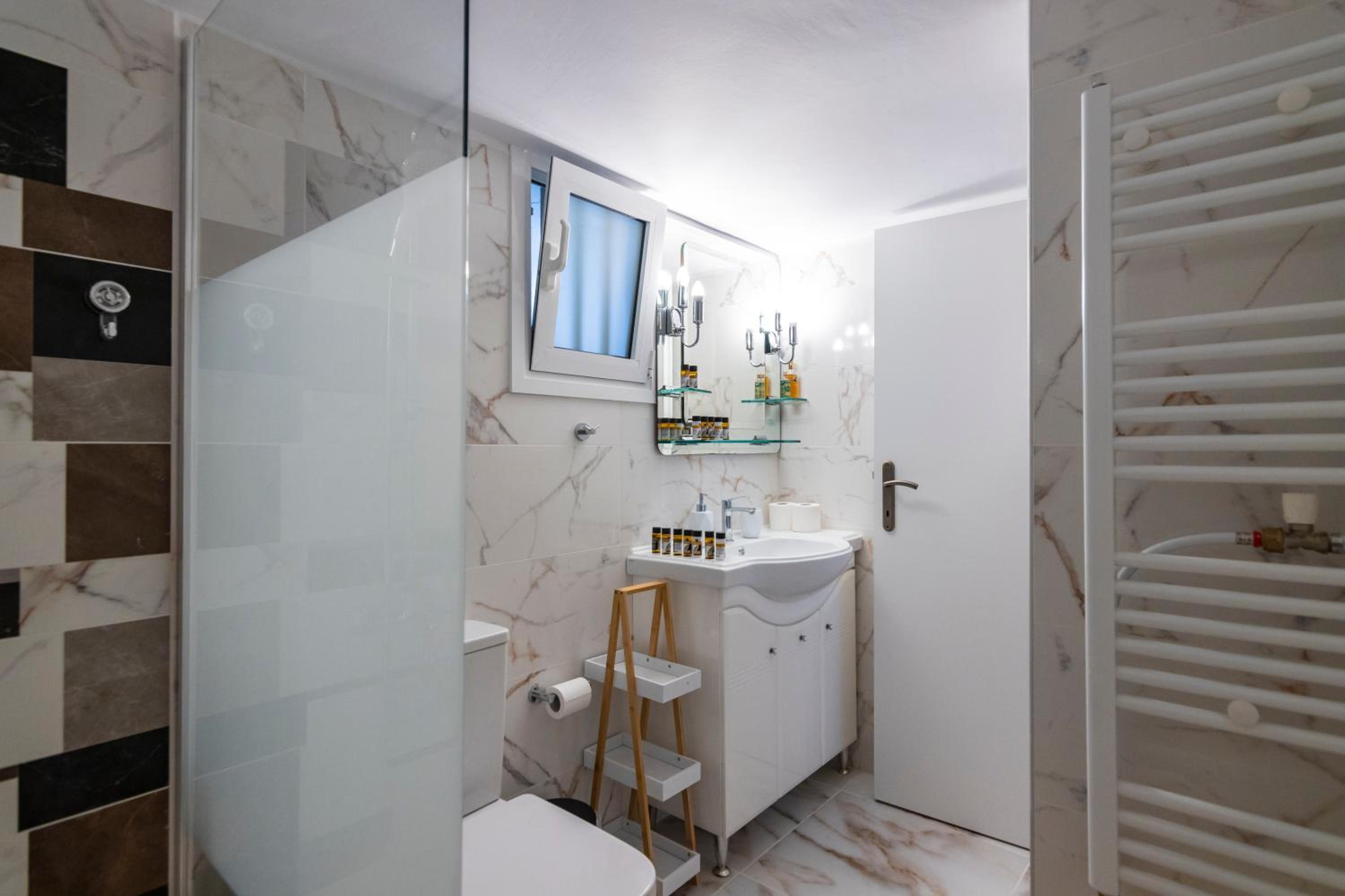Retro Pop Classic 2 bed Luxury Hop to Acropolis