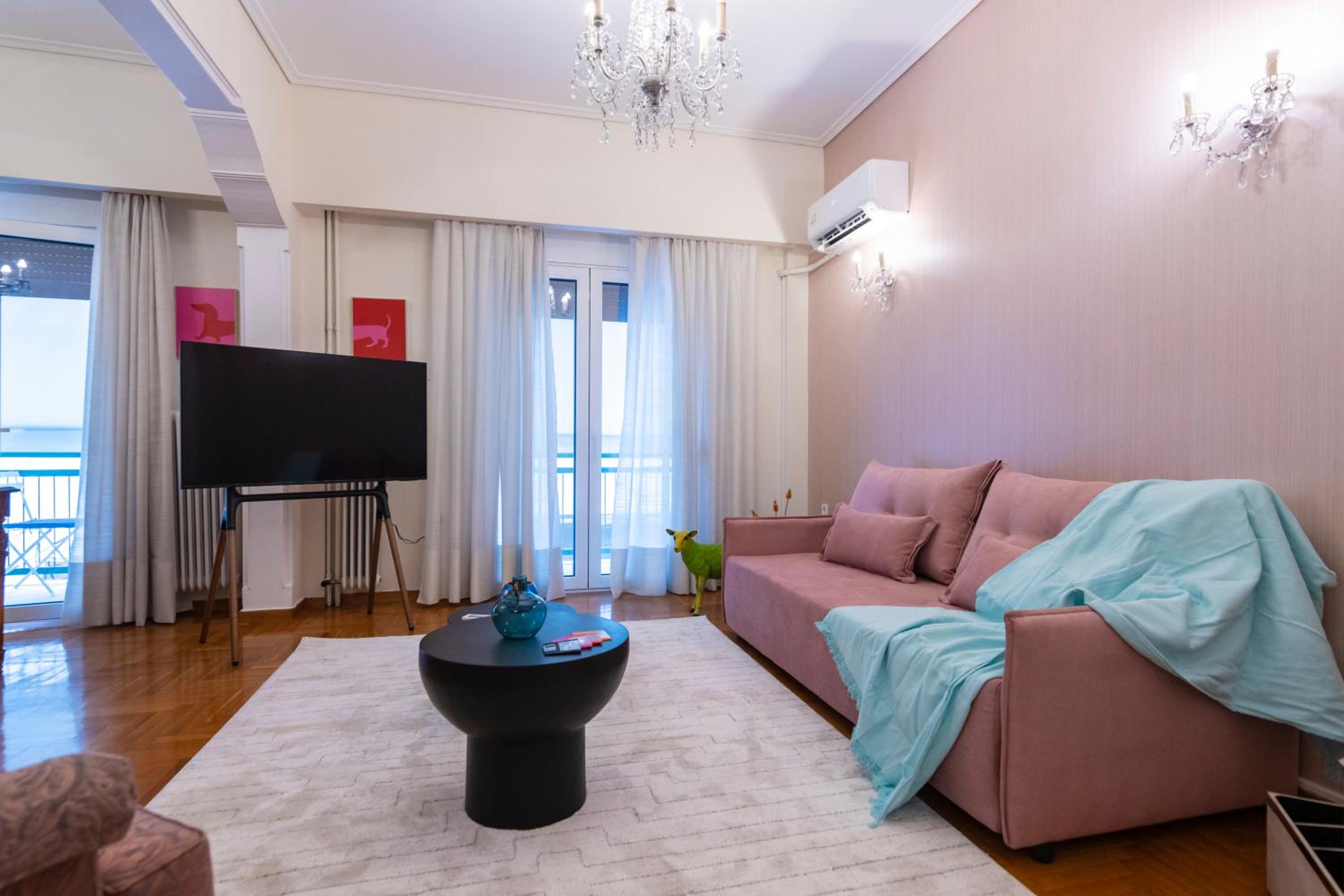 Retro Pop Classic 2 bed Luxury Hop to Acropolis