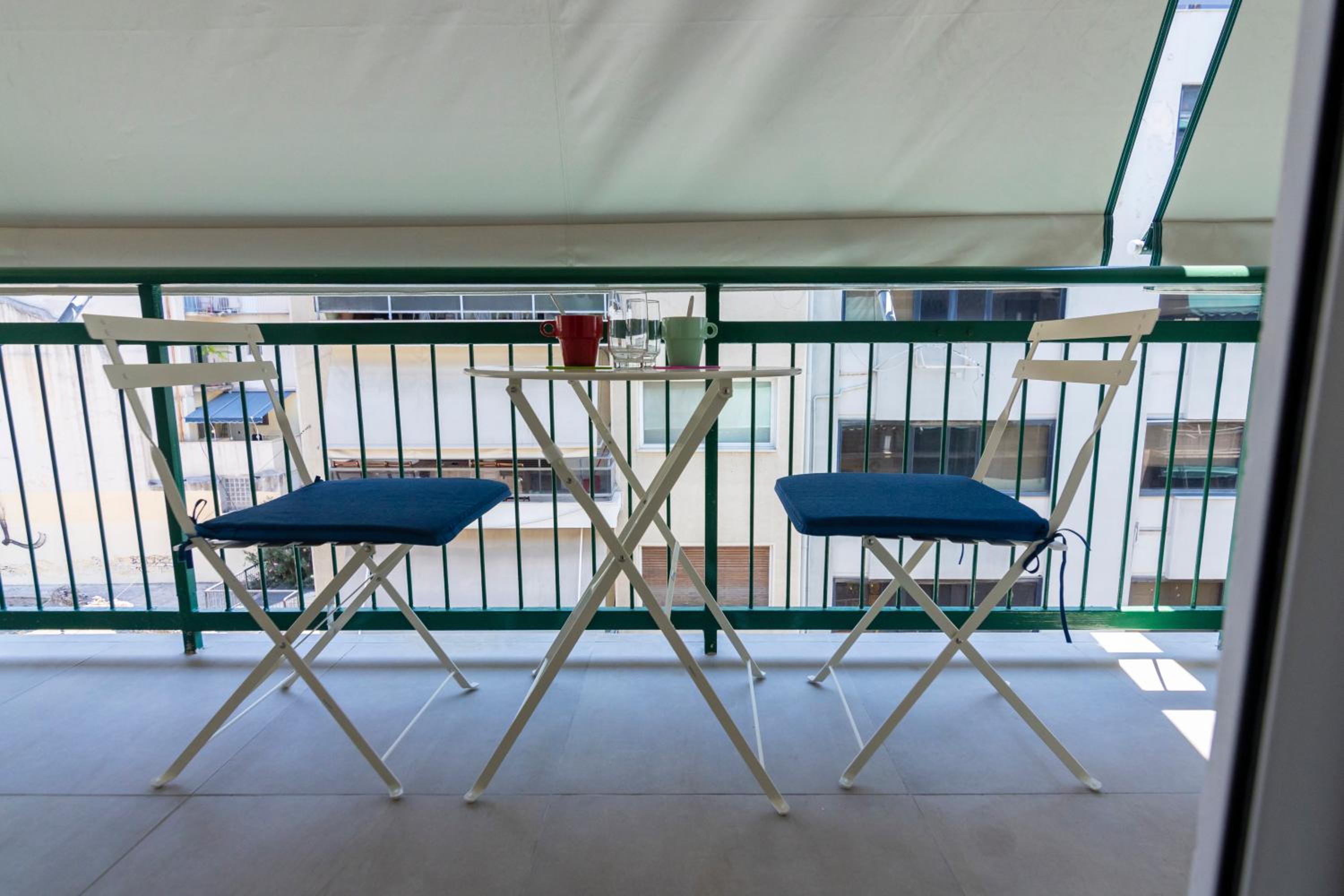 Retro Pop Classic 2 bed Luxury Hop to Acropolis