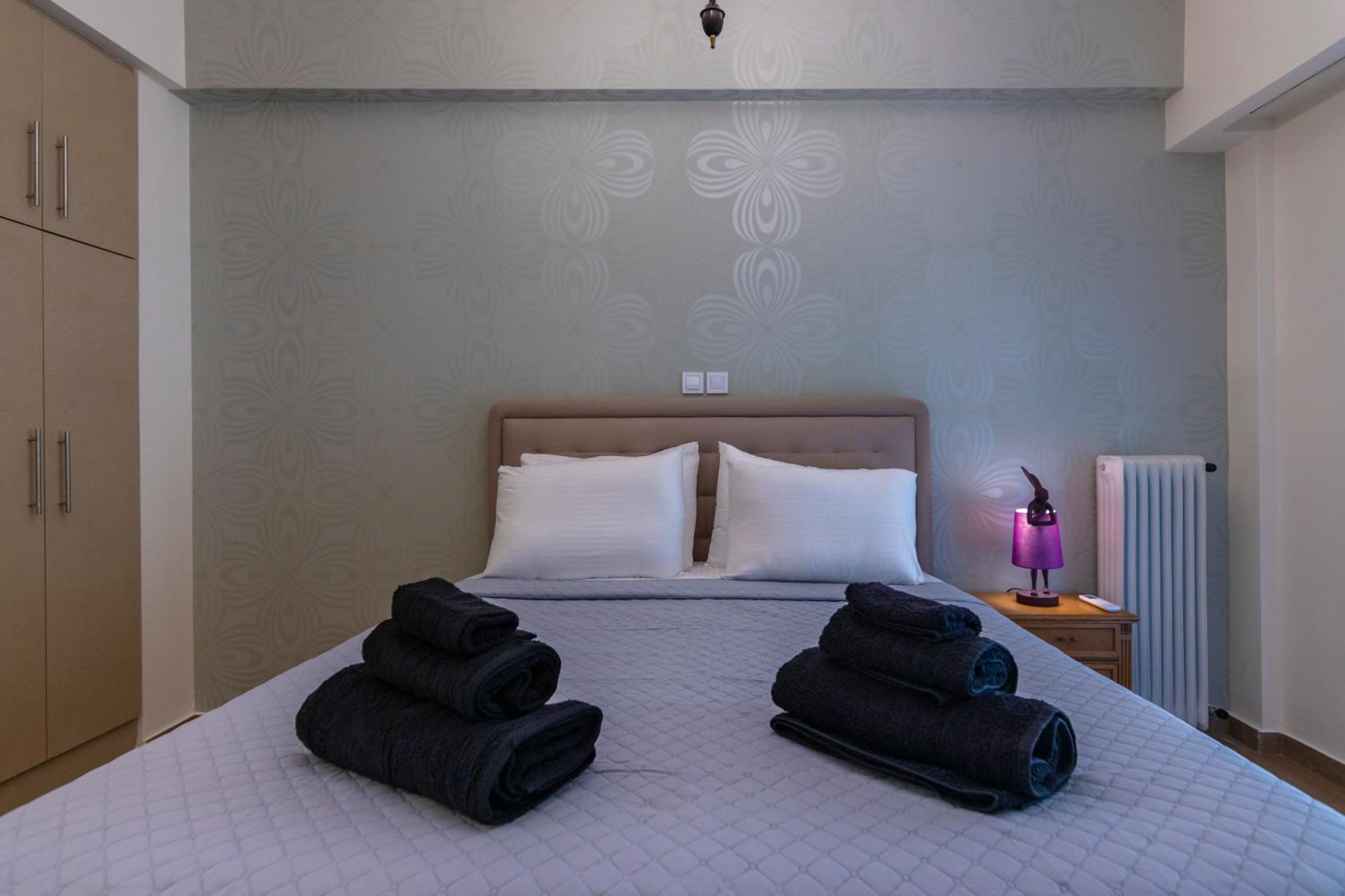 Retro Pop Classic 2 bed Luxury Hop to Acropolis