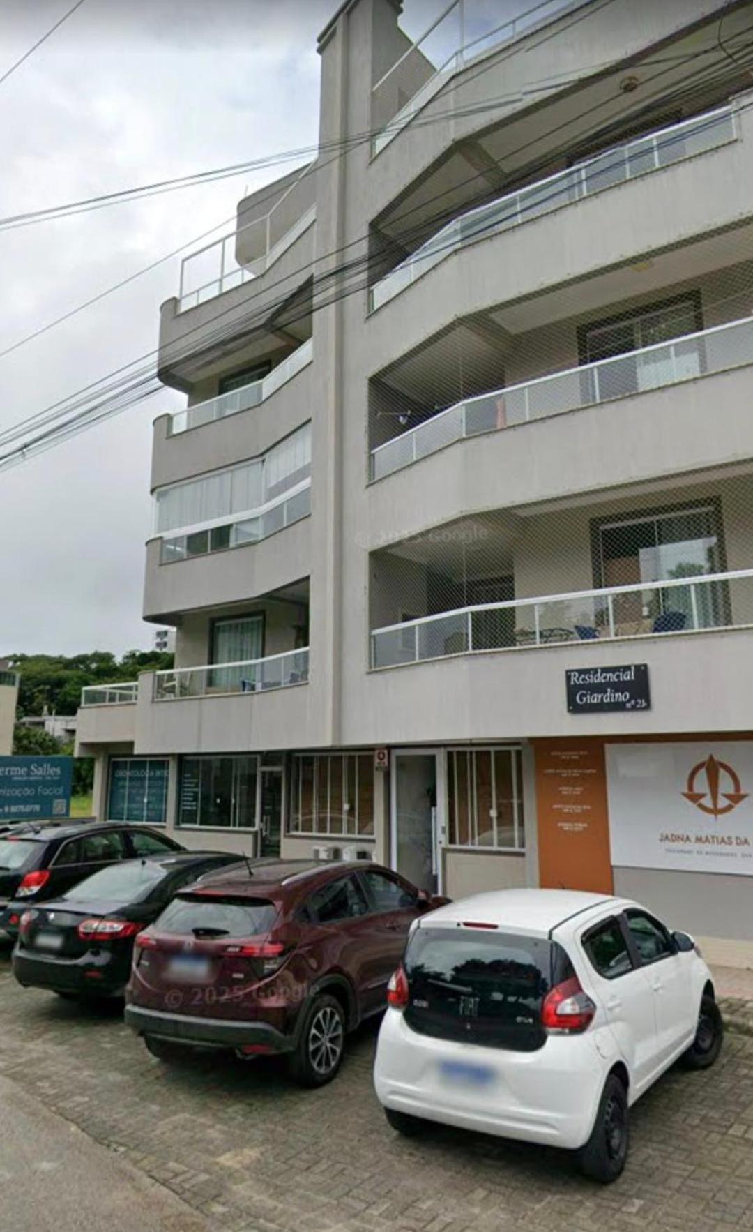 Apto em Bombinhas 2 quartos com 1 suíte, churrasqueira, vaga de garagem
