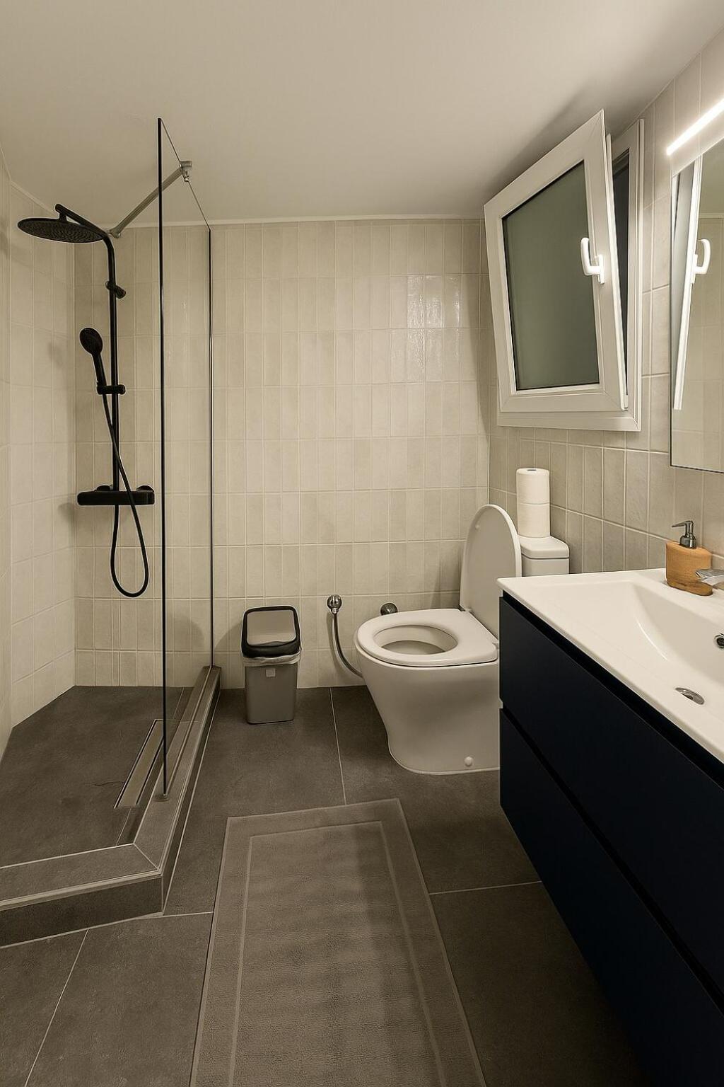 Spacious 2-Bedroom City Center Apartment with Free Easy Parking