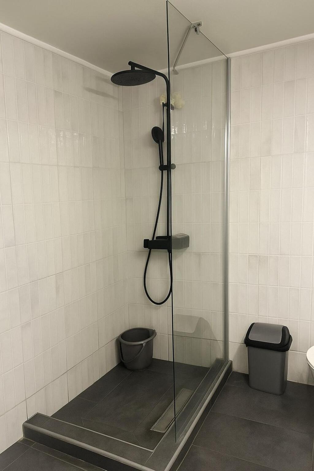 Spacious 2-Bedroom City Center Apartment with Free Easy Parking