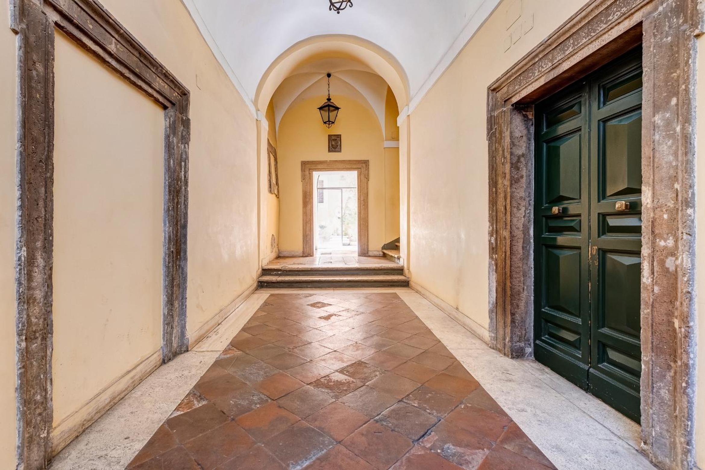 Trastevere Piazza Trilussa Royal Orchid apartment