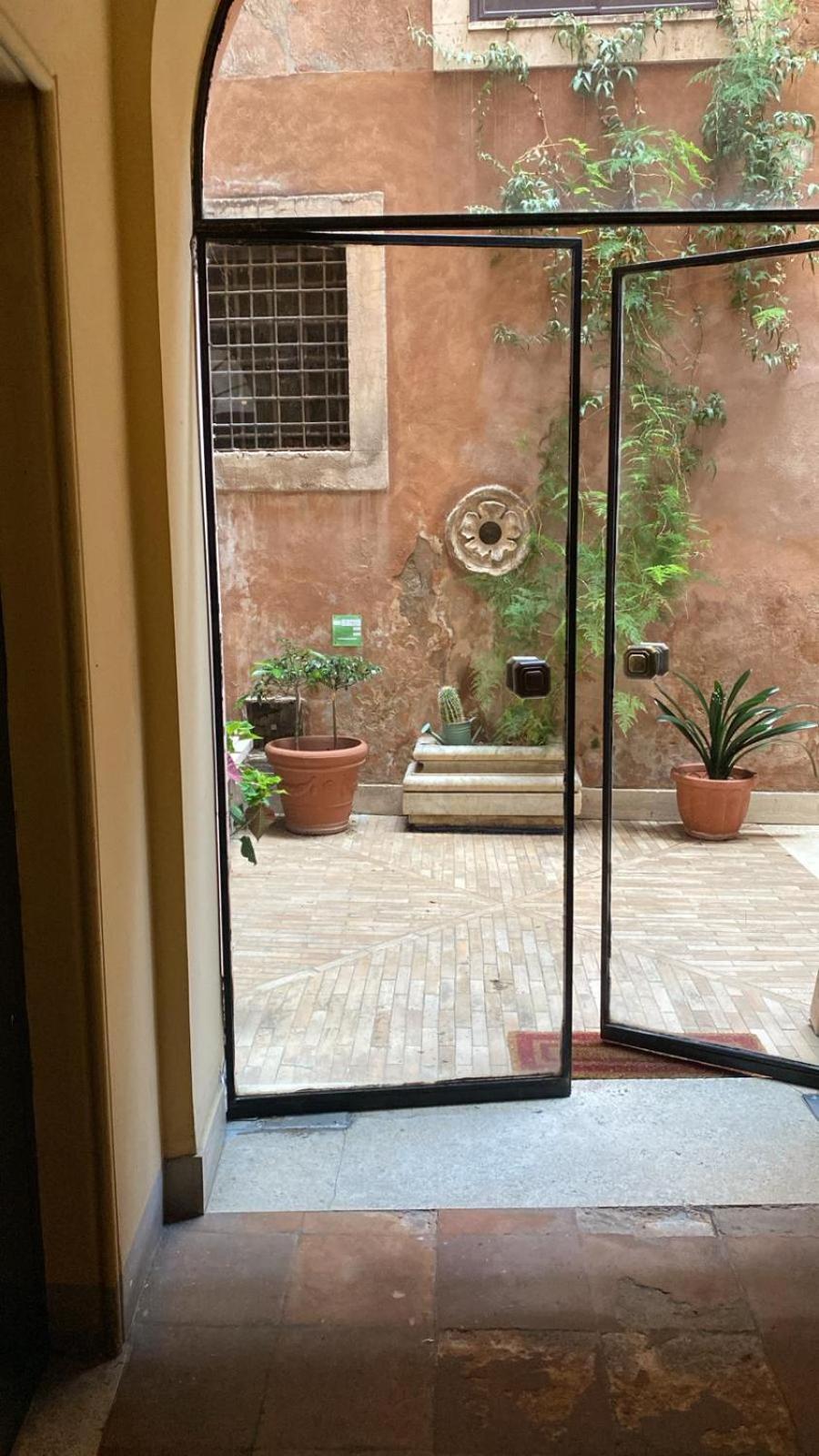 Trastevere Piazza Trilussa Royal Orchid apartment