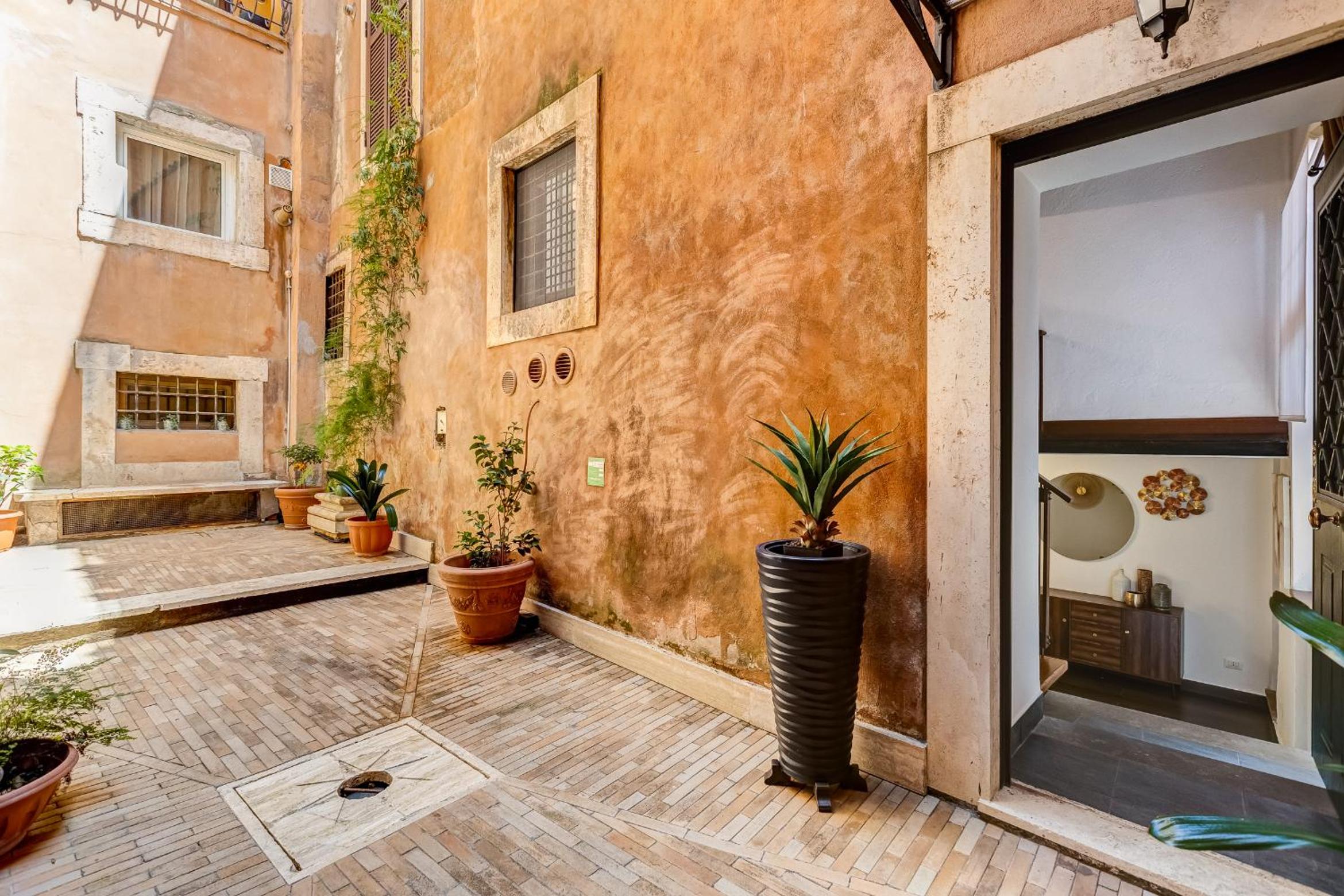 Trastevere Piazza Trilussa Royal Orchid apartment