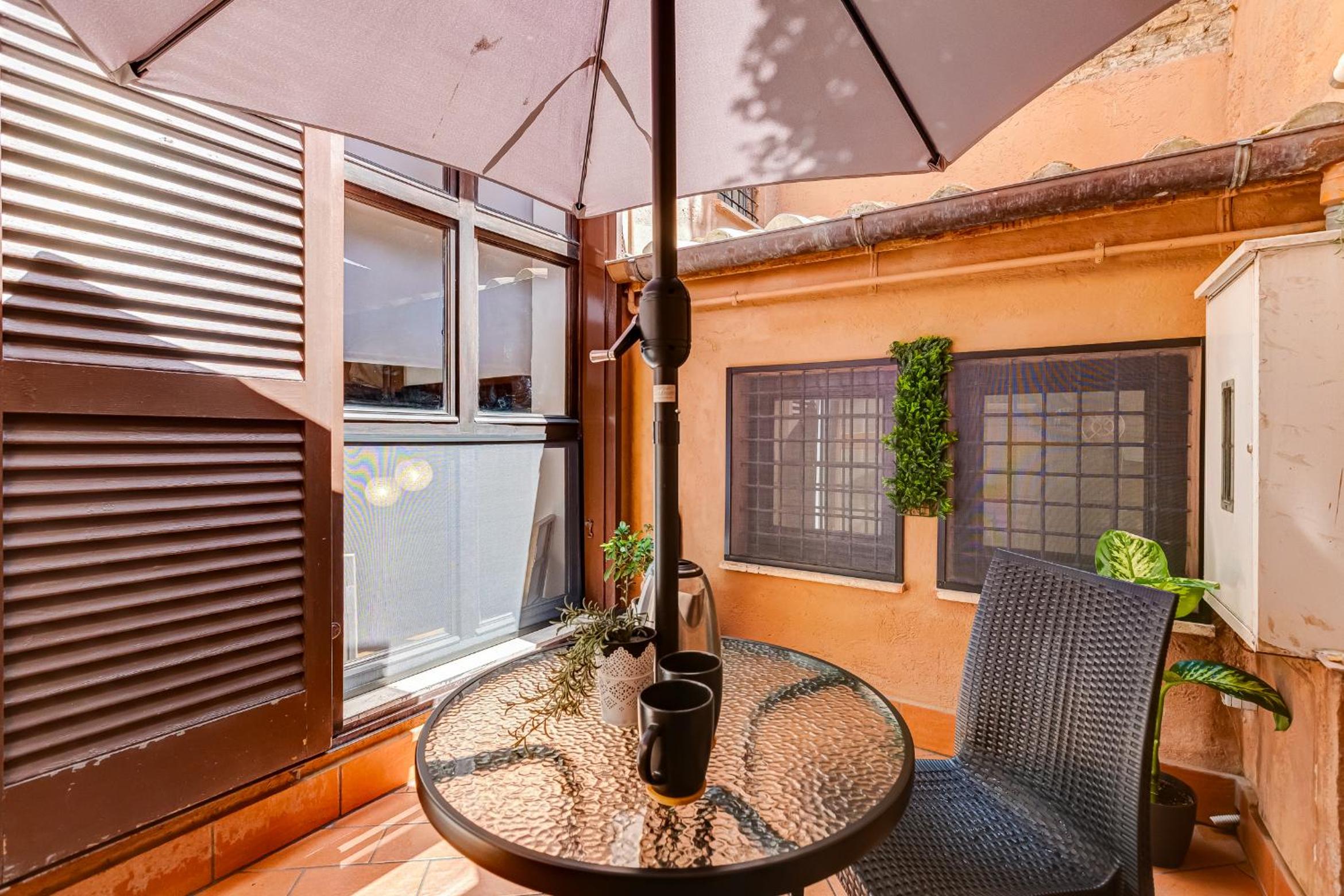 Trastevere Piazza Trilussa Royal Orchid apartment