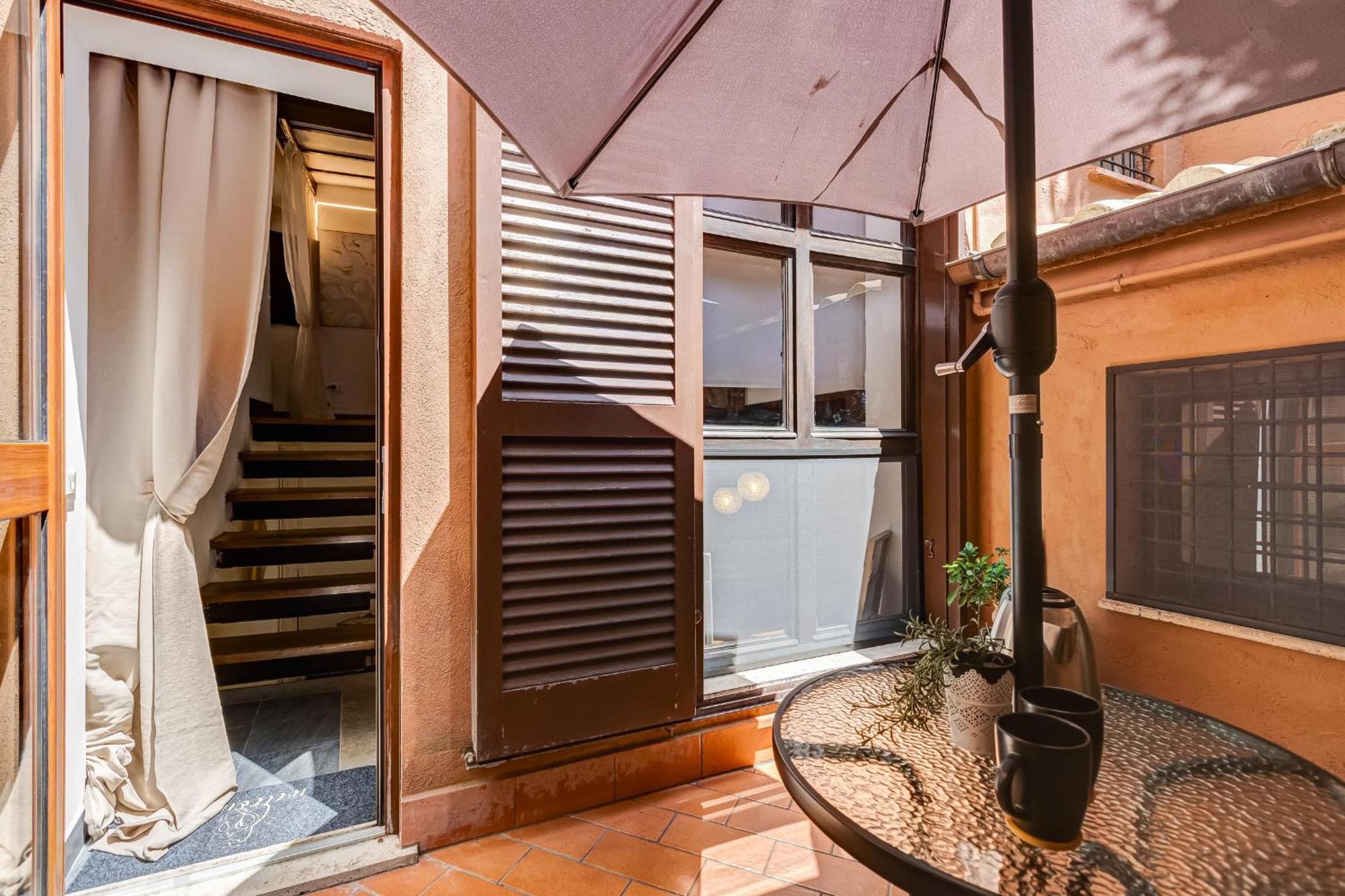 Trastevere Piazza Trilussa Royal Orchid apartment