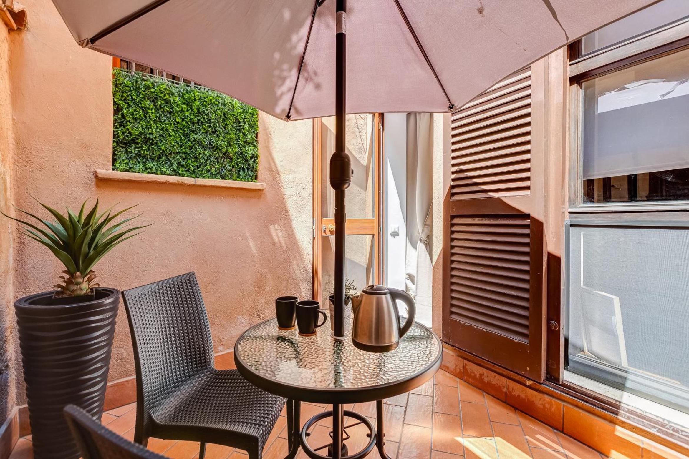 Trastevere Piazza Trilussa Royal Orchid apartment