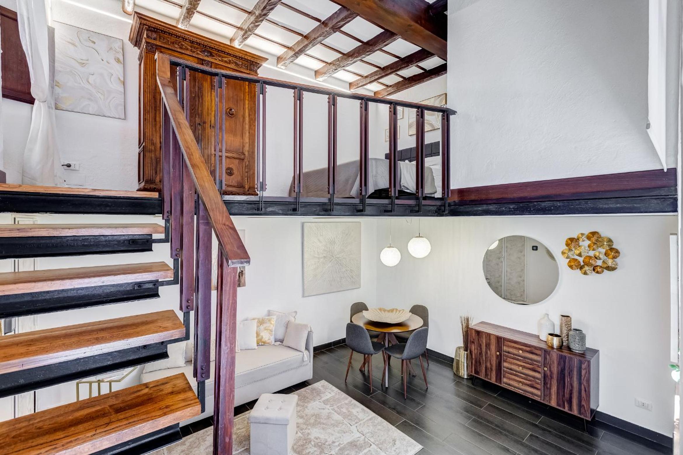 Trastevere Piazza Trilussa Royal Orchid apartment