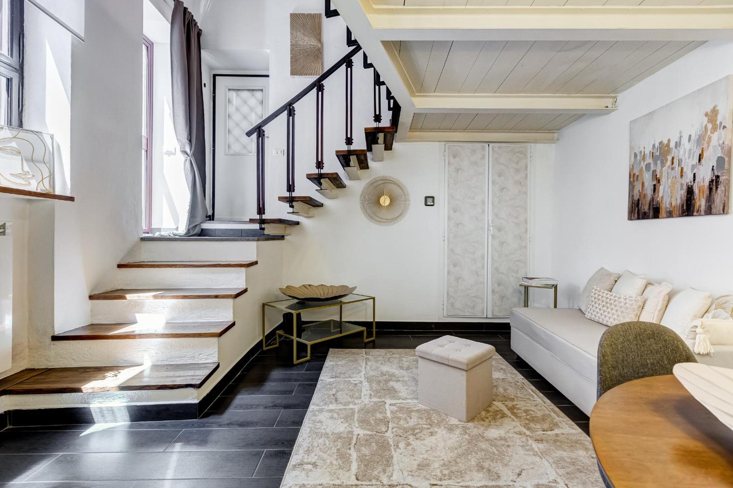 Trastevere Piazza Trilussa Royal Orchid apartment