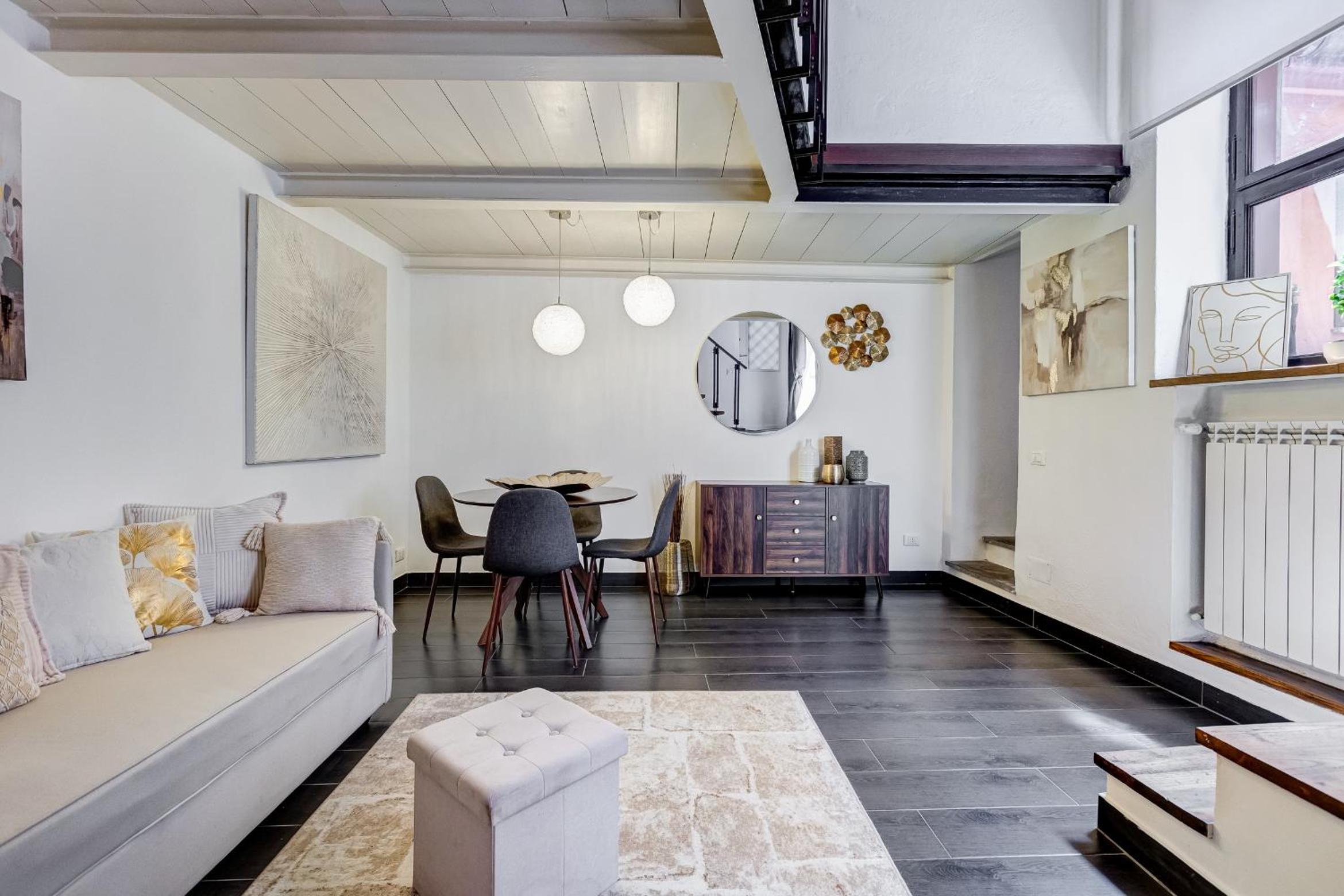 Trastevere Piazza Trilussa Royal Orchid apartment