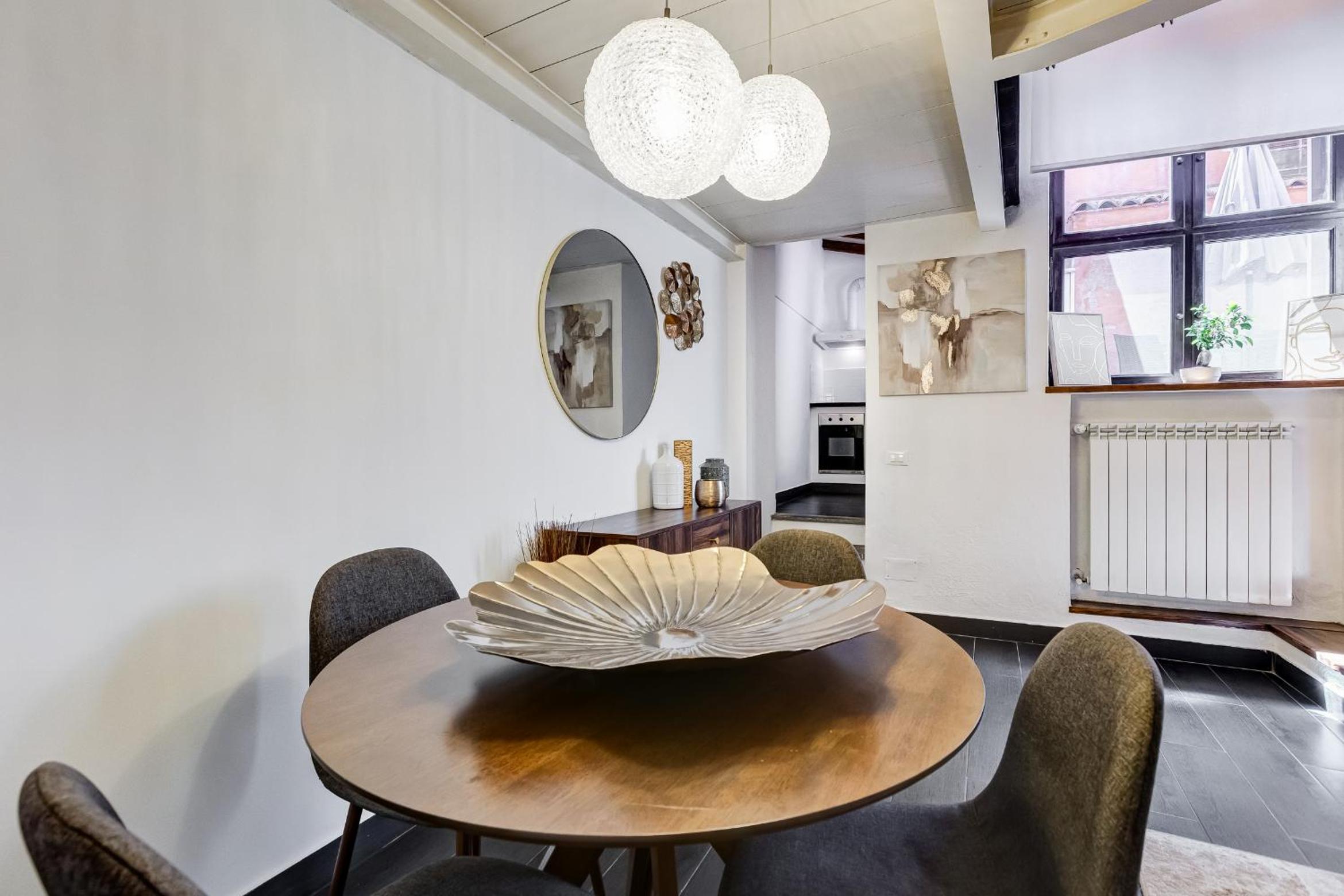 Trastevere Piazza Trilussa Royal Orchid apartment
