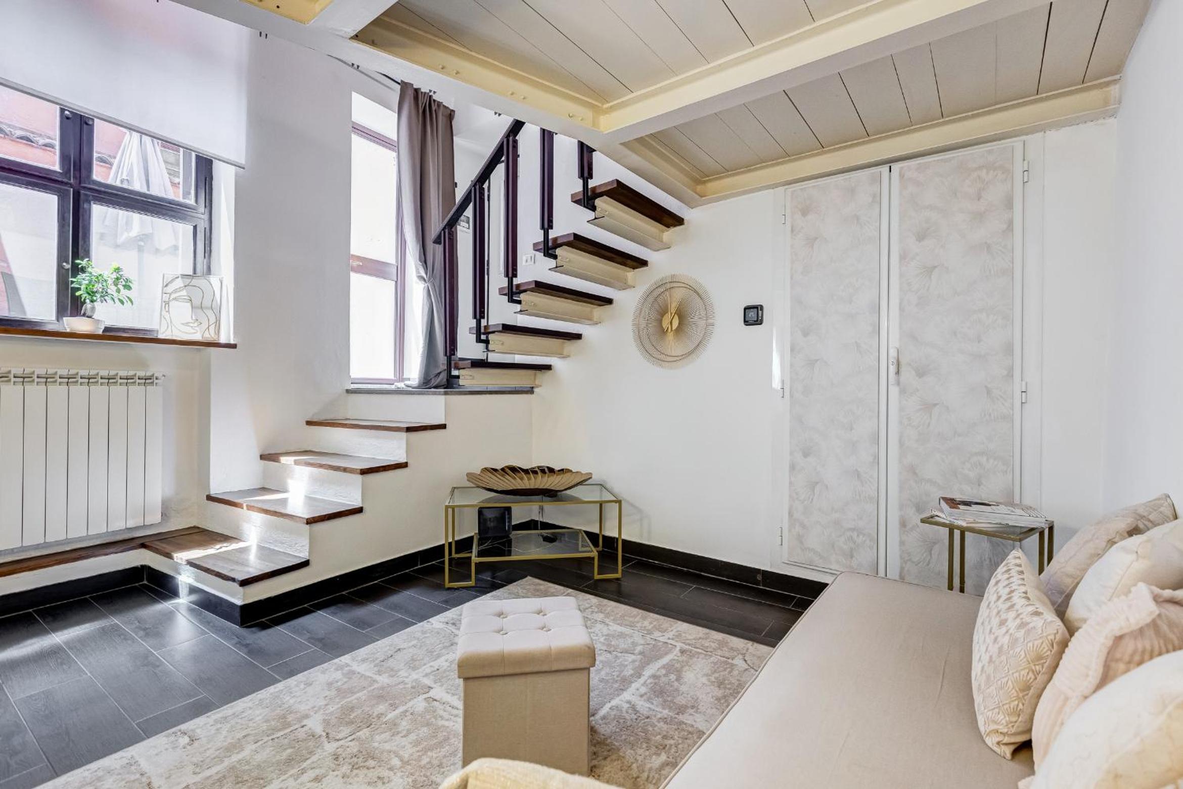 Trastevere Piazza Trilussa Royal Orchid apartment