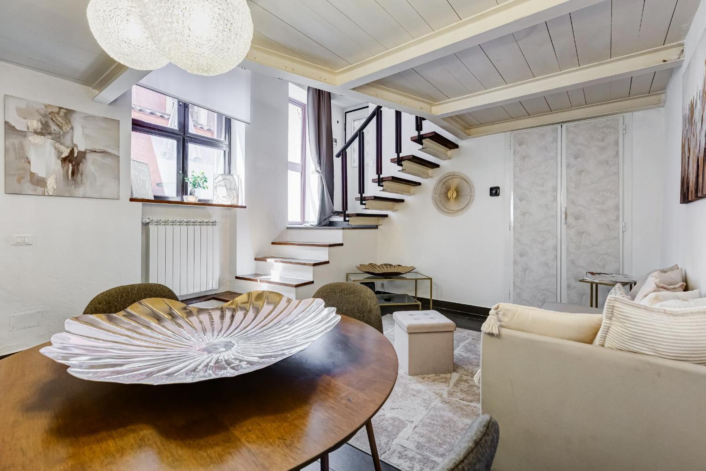 Trastevere Piazza Trilussa Royal Orchid apartment
