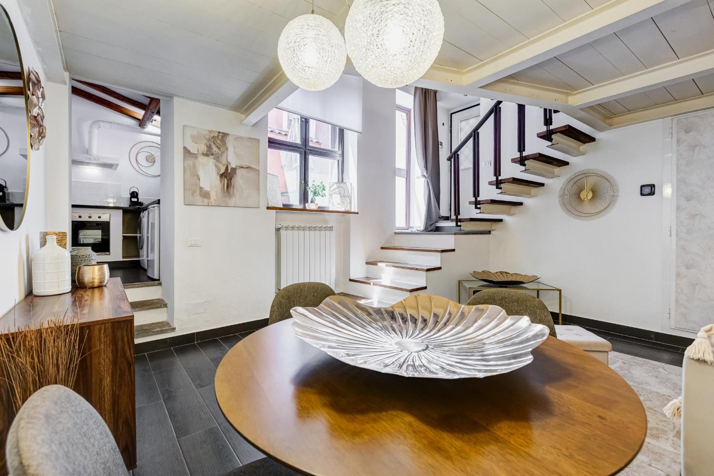 Trastevere Piazza Trilussa Royal Orchid apartment