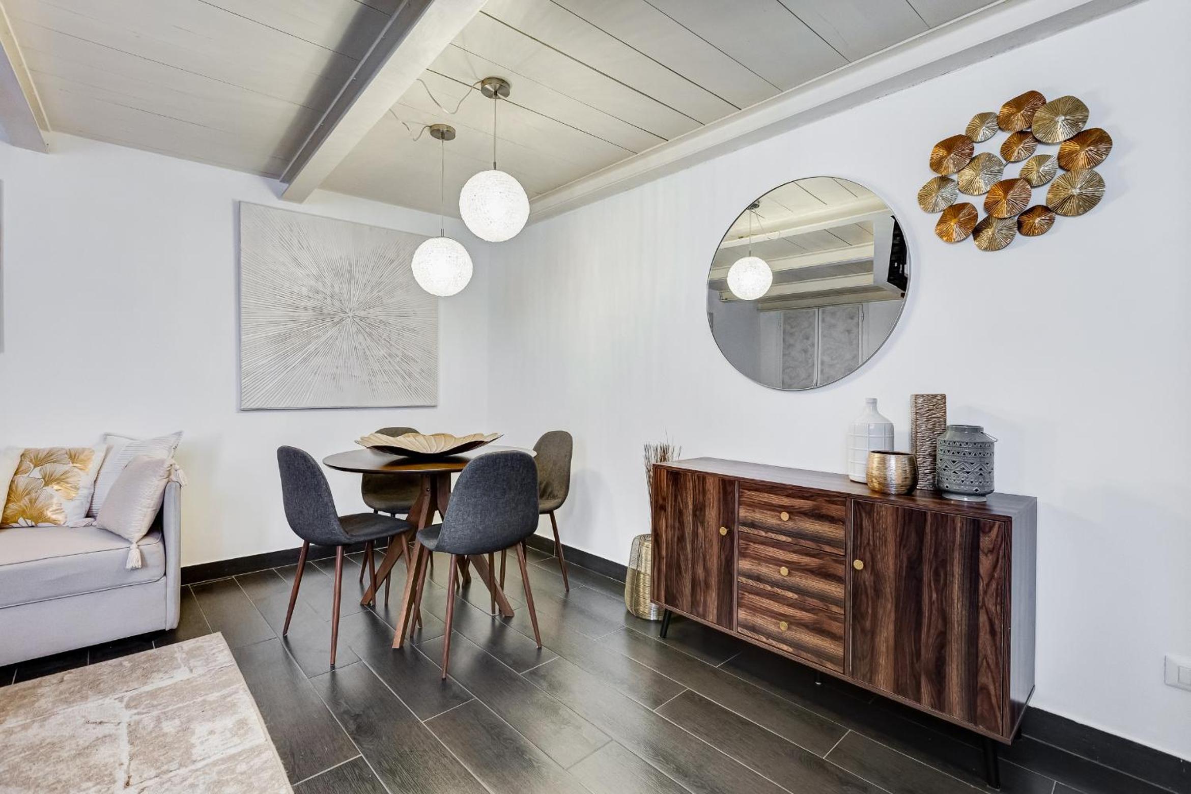 Trastevere Piazza Trilussa Royal Orchid apartment
