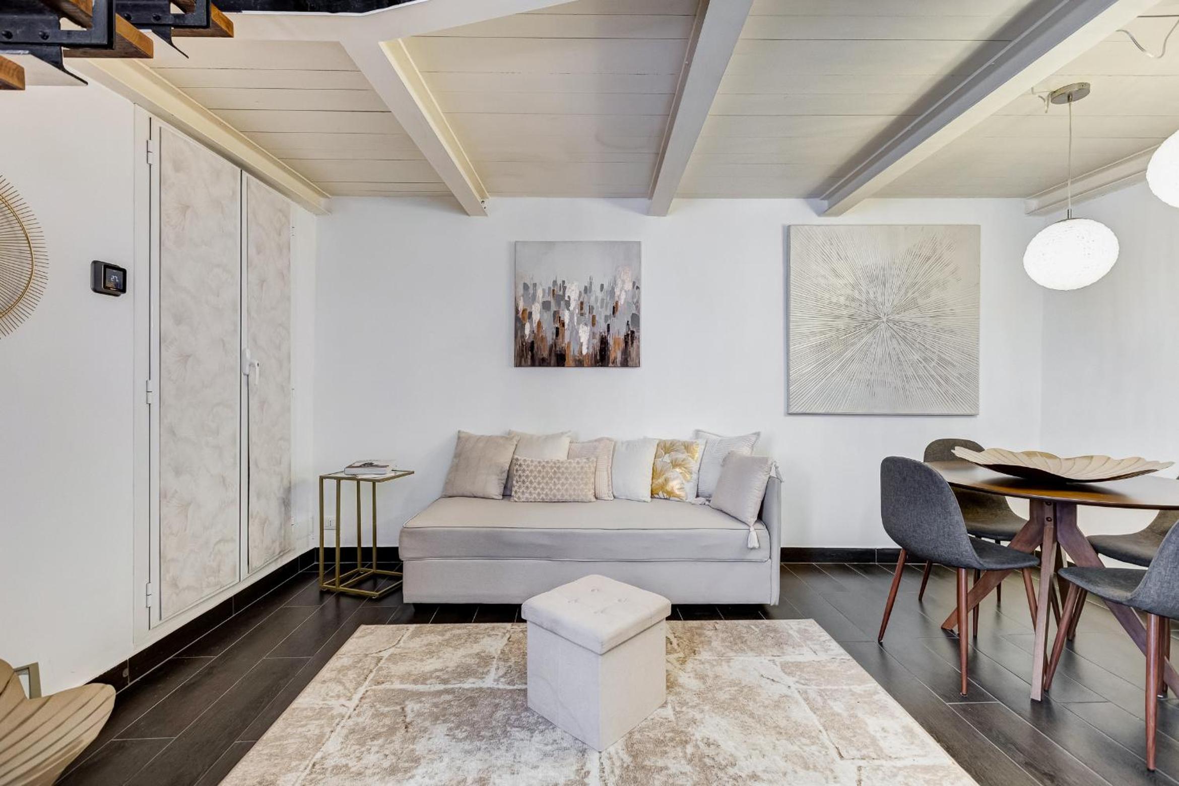 Trastevere Piazza Trilussa Royal Orchid apartment