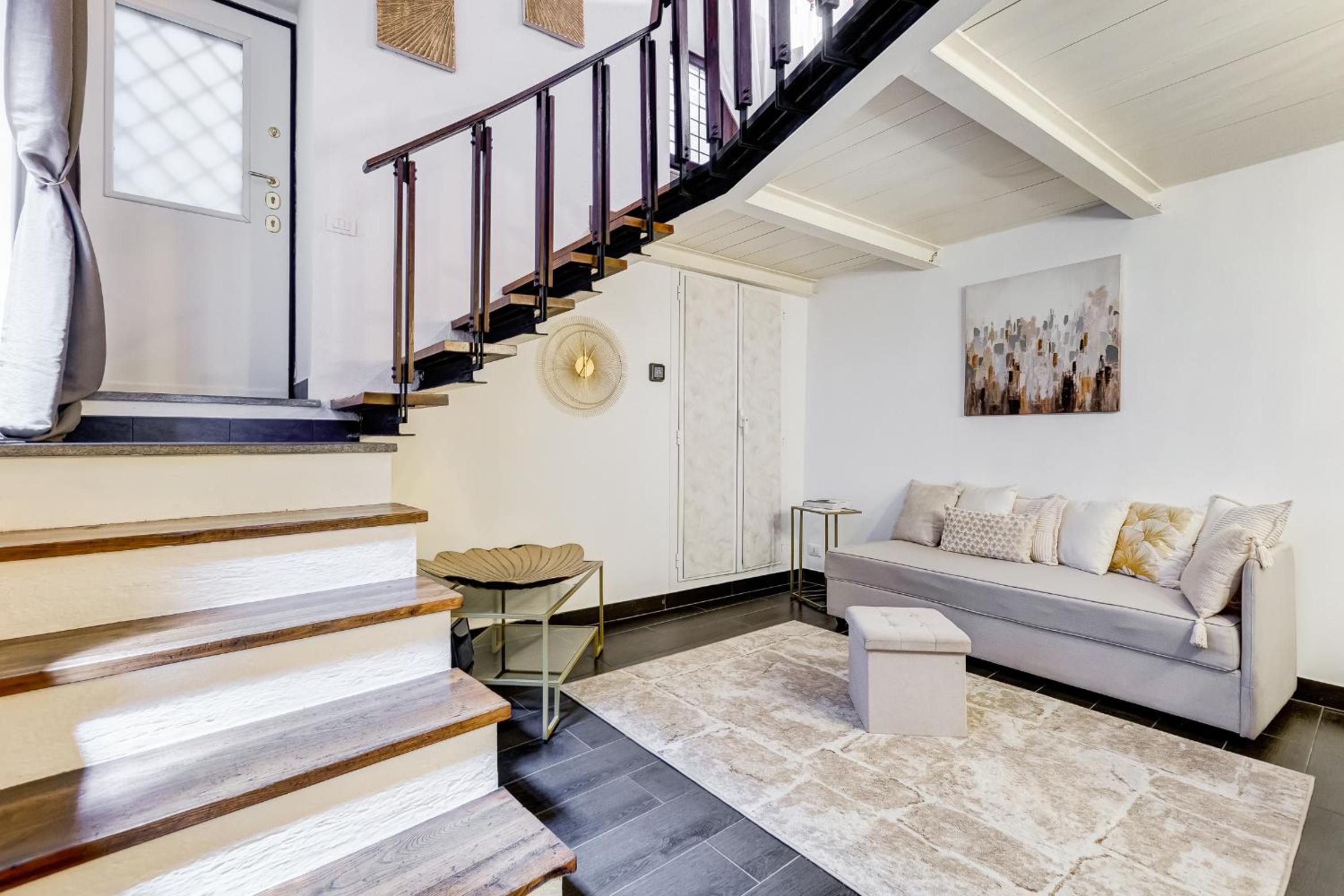 Trastevere Piazza Trilussa Royal Orchid apartment